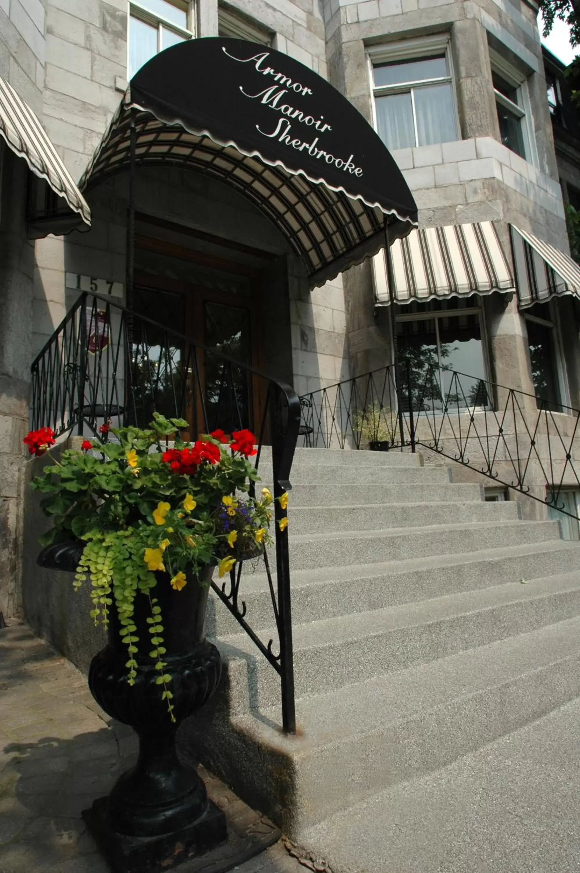Facade/entrance in Manoir Sherbrooke
