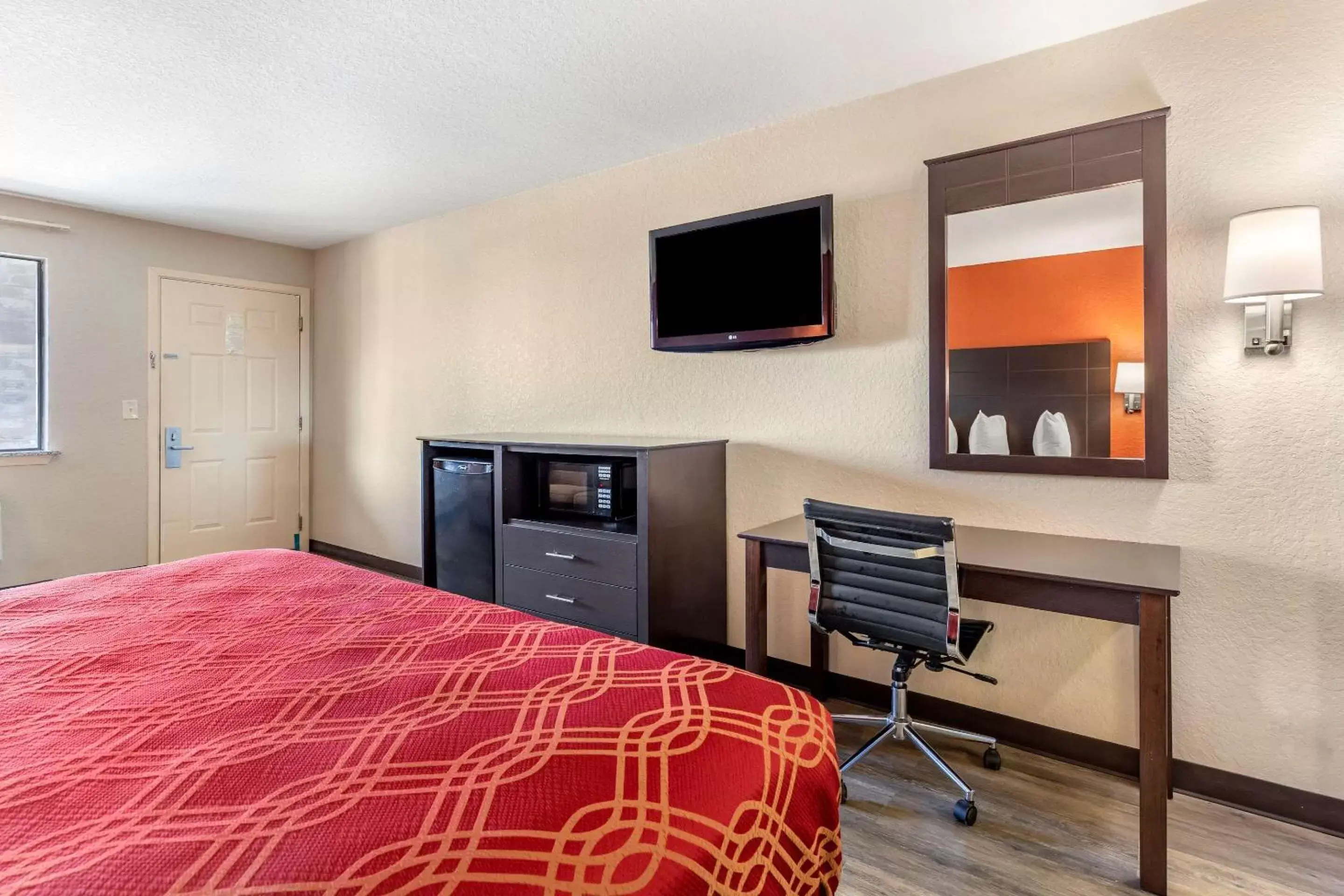 TV and multimedia, Room Photo in Econo Lodge Near Lackland Air Force Base-SeaWorld