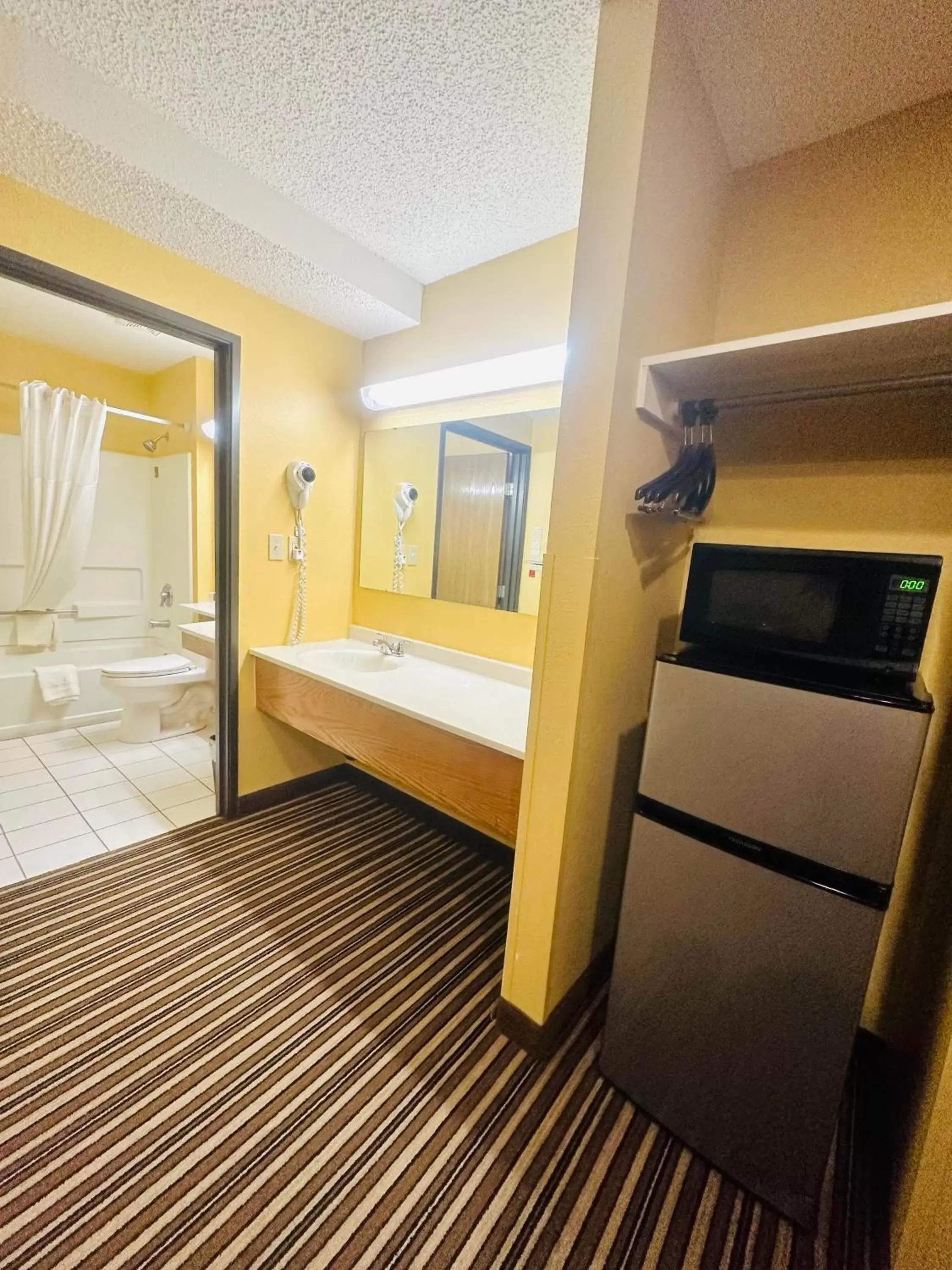 View (from property/room), Bathroom in Super 8 by Wyndham Warrenton