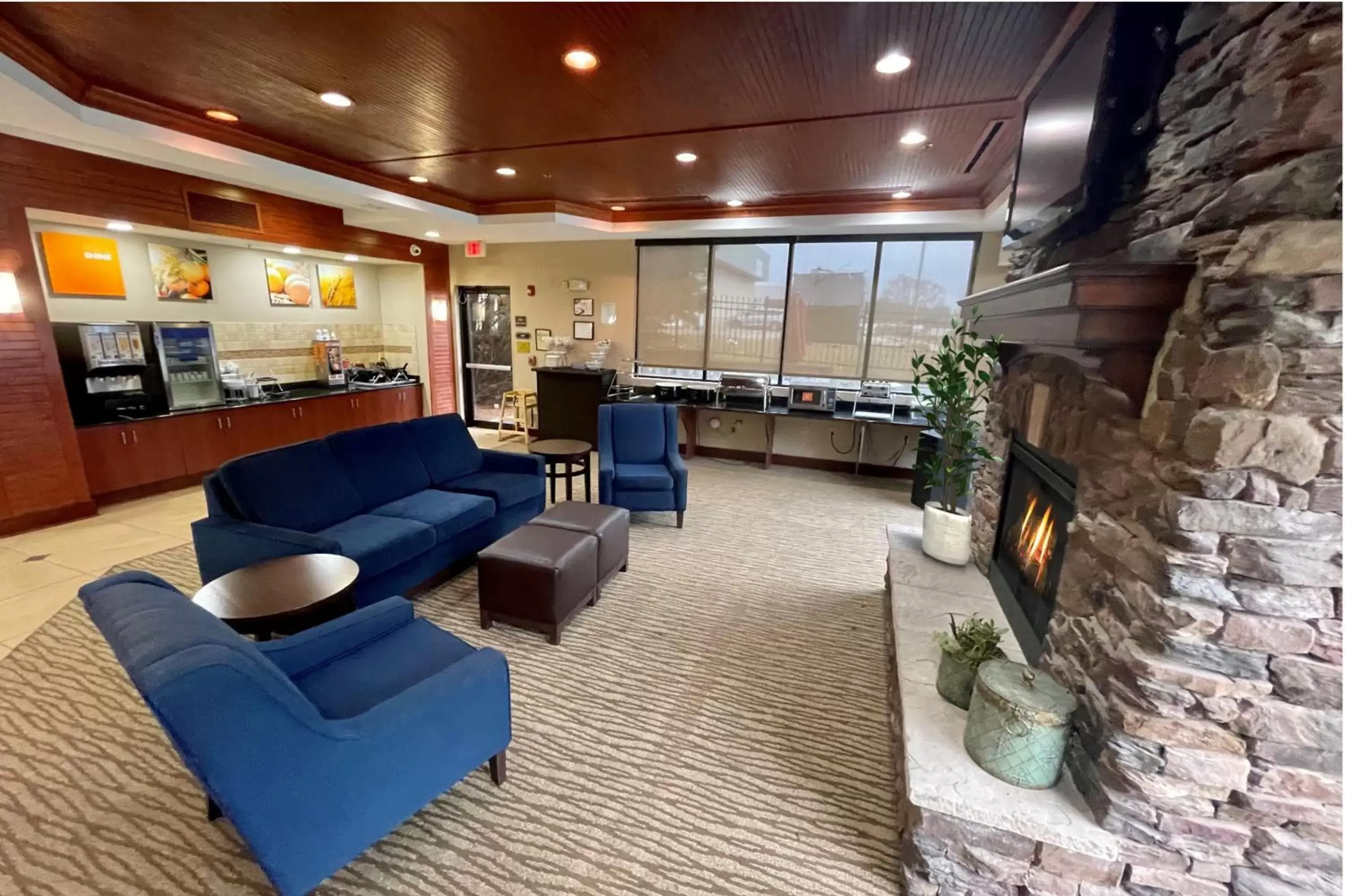 Communal lounge/ TV room, Lobby/Reception in Comfort Suites Augusta Riverwatch