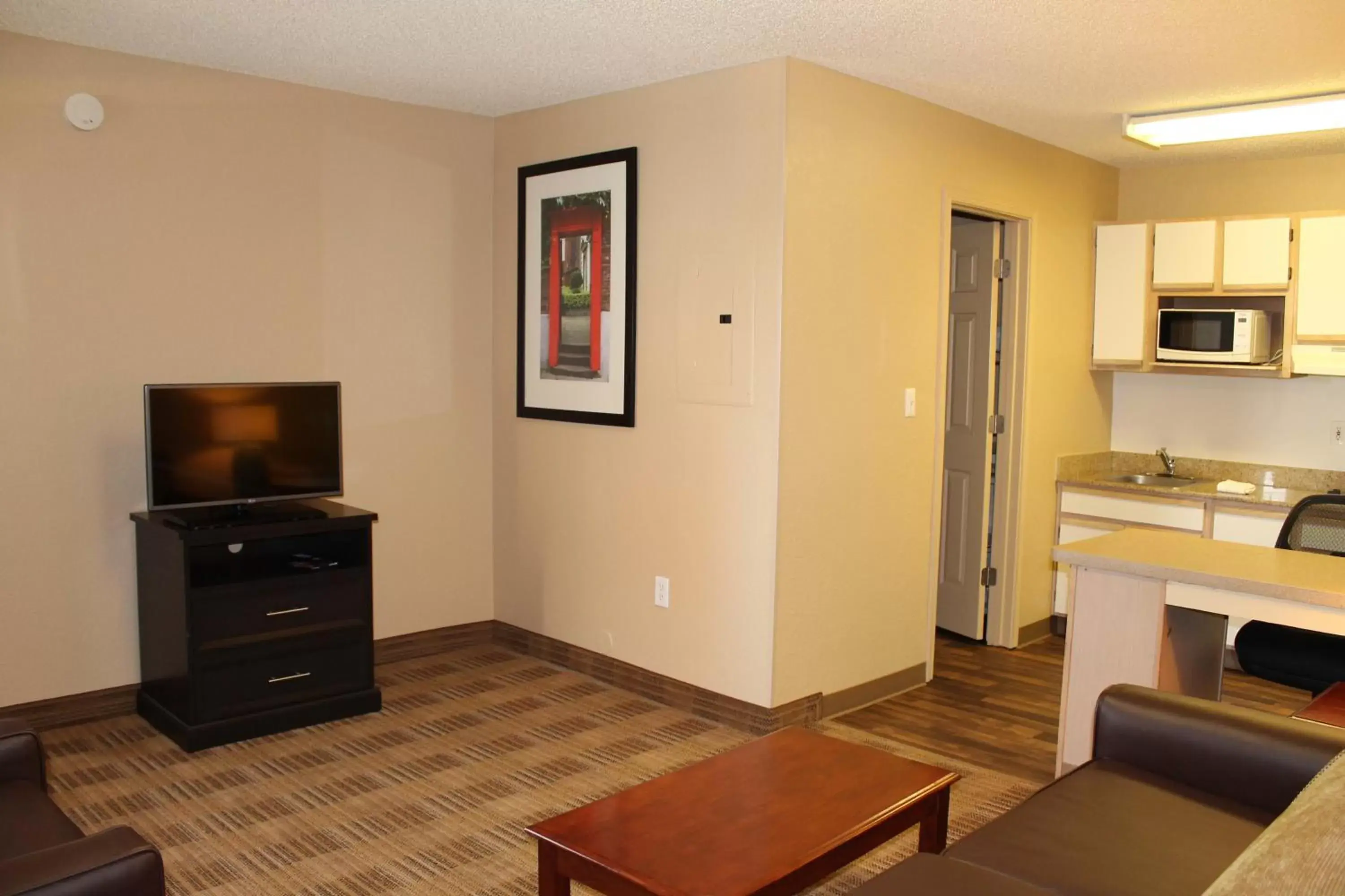 Kitchen or kitchenette, TV/Entertainment Center in Extended Stay America Suites - Houston - Sugar Land