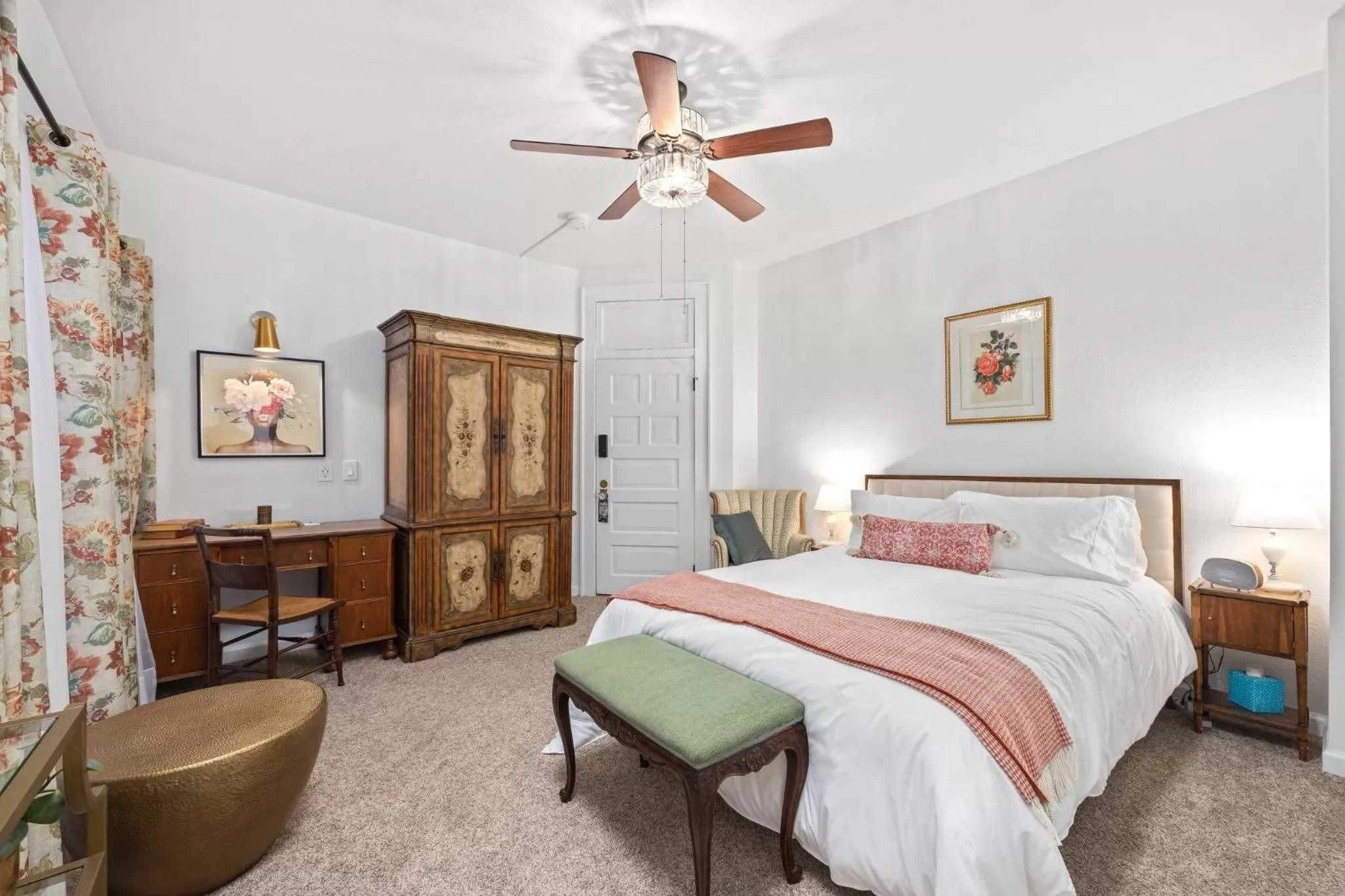 Photo of the whole room, Bed in Flora House Denver