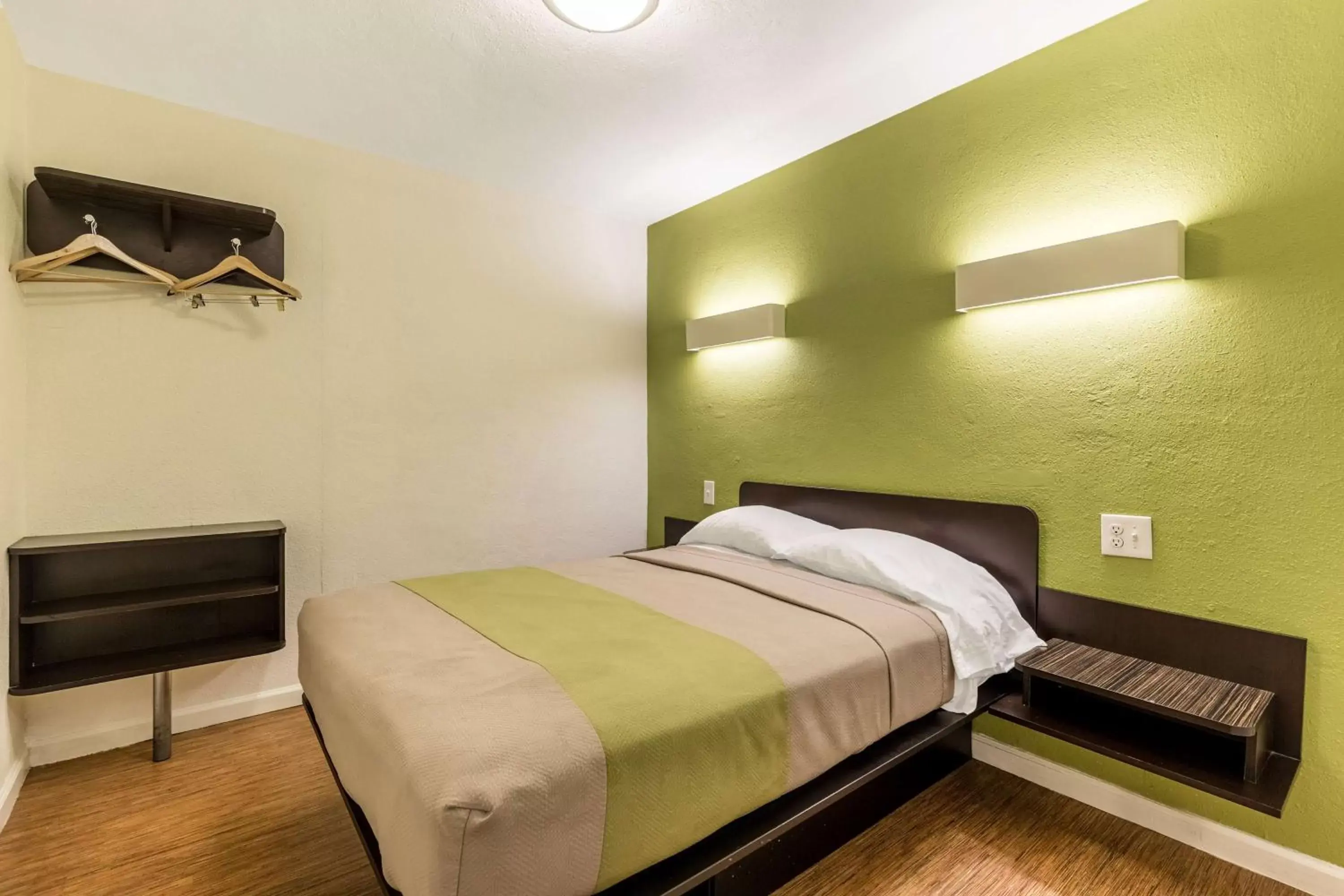 Bedroom, Bed in Motel 6 San Rafael
