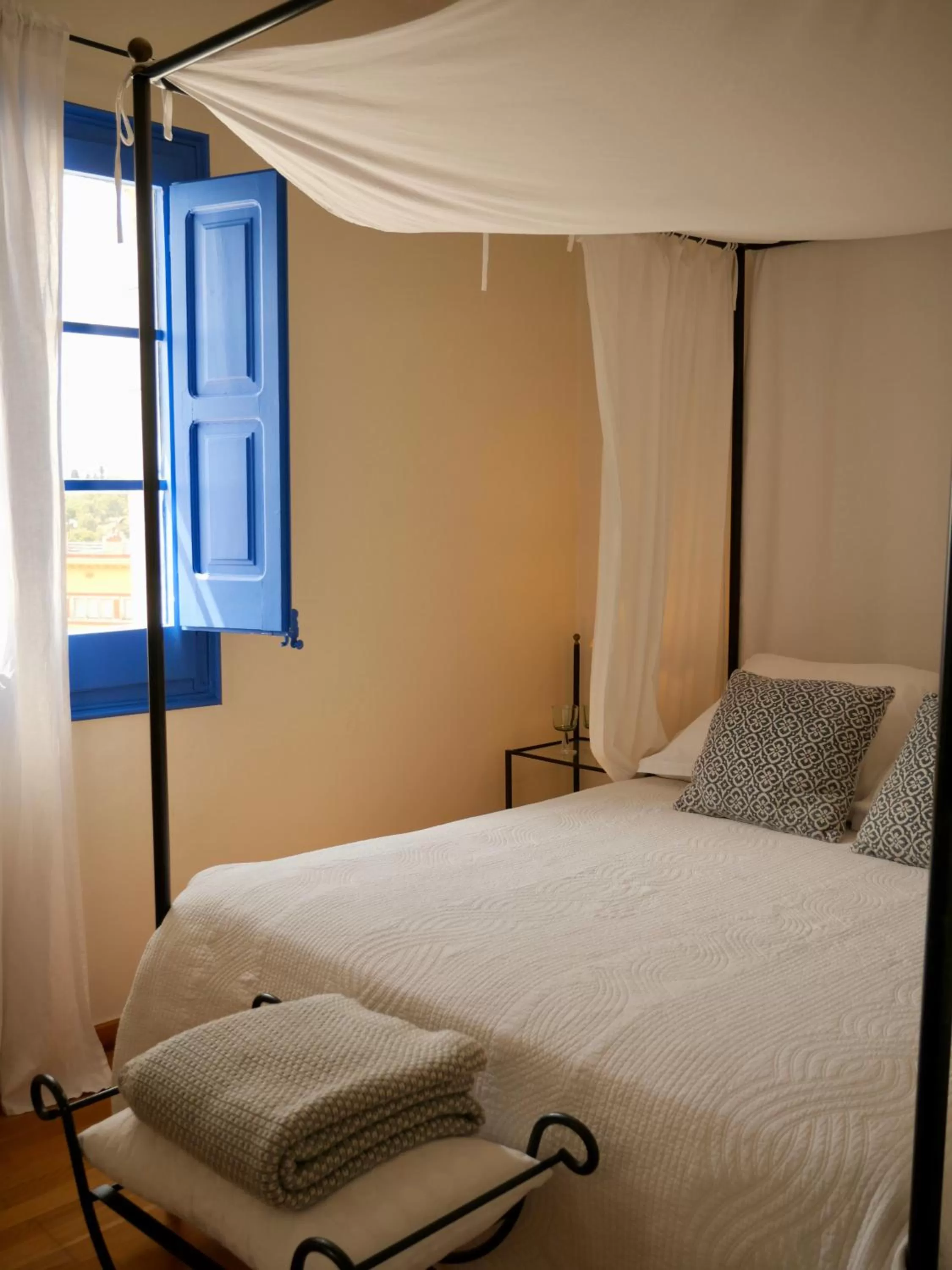 Bed in Hostal de la Plaça - Hotel Boutique