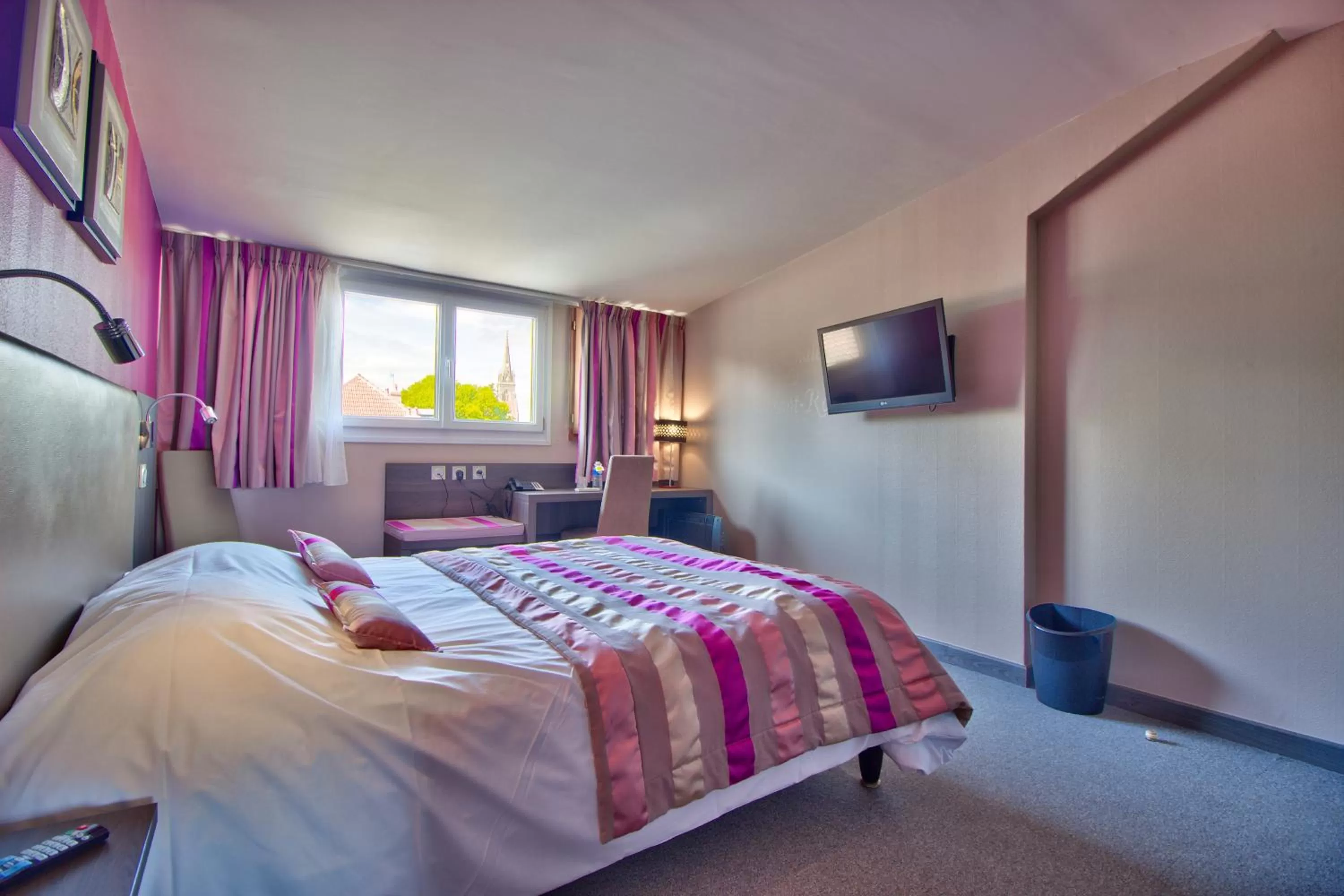 Bed in Logis Hôtel Restaurant Le Chalet du Mont Roland