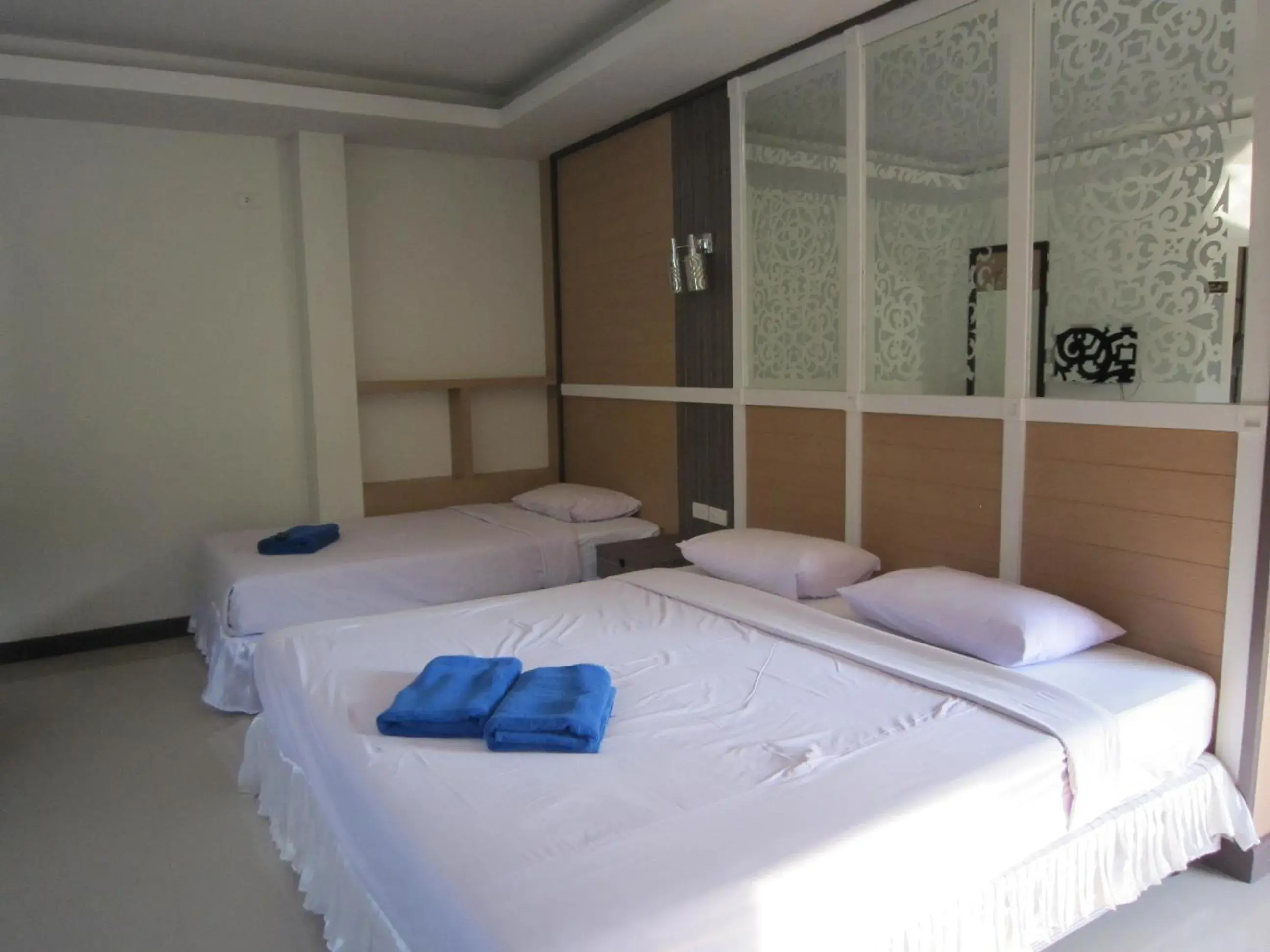 Photo of the whole room, Bed in Aonang Top View