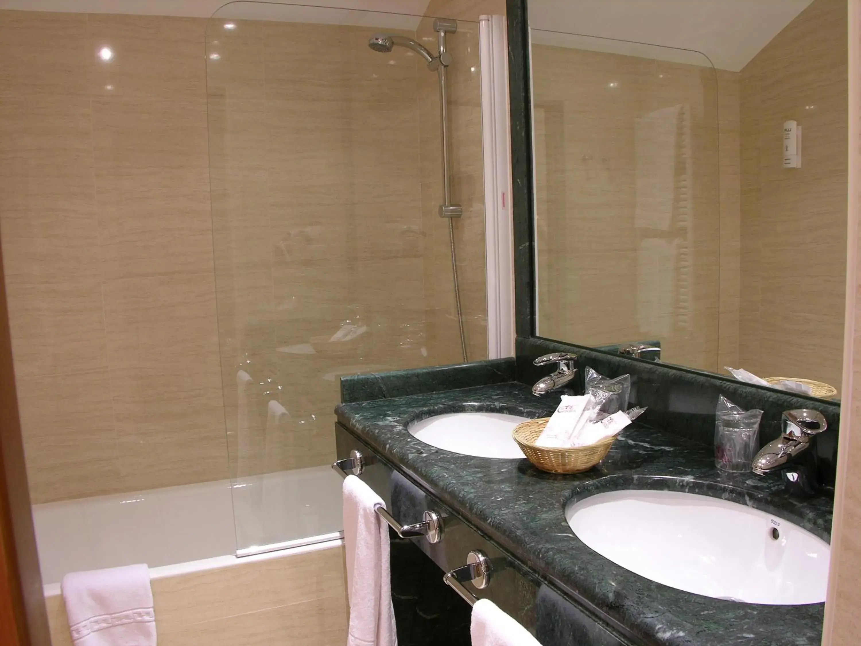 Bathroom in Hotel II Castillas Ávila