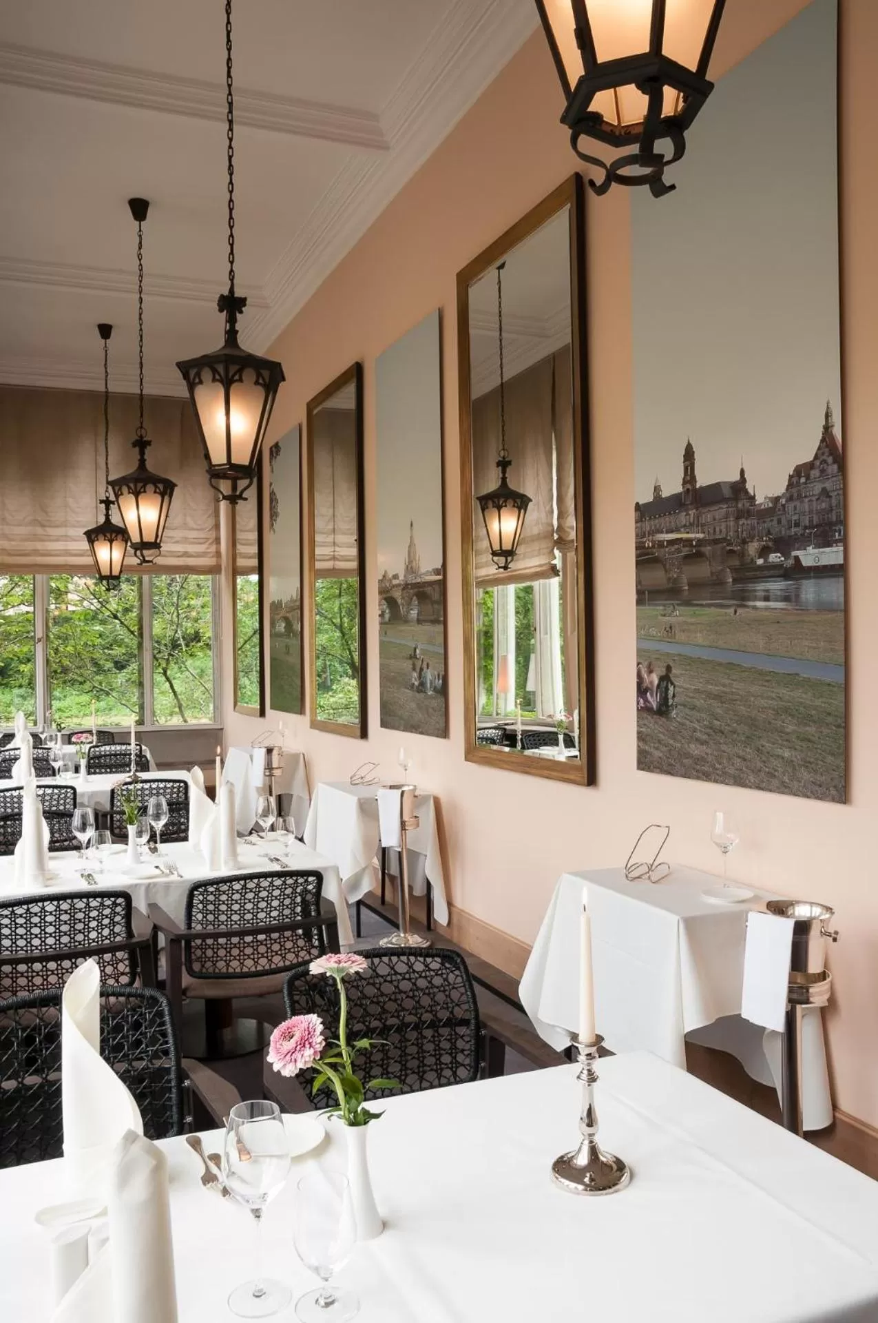 Restaurant/places to eat in Hotel Schloss Eckberg