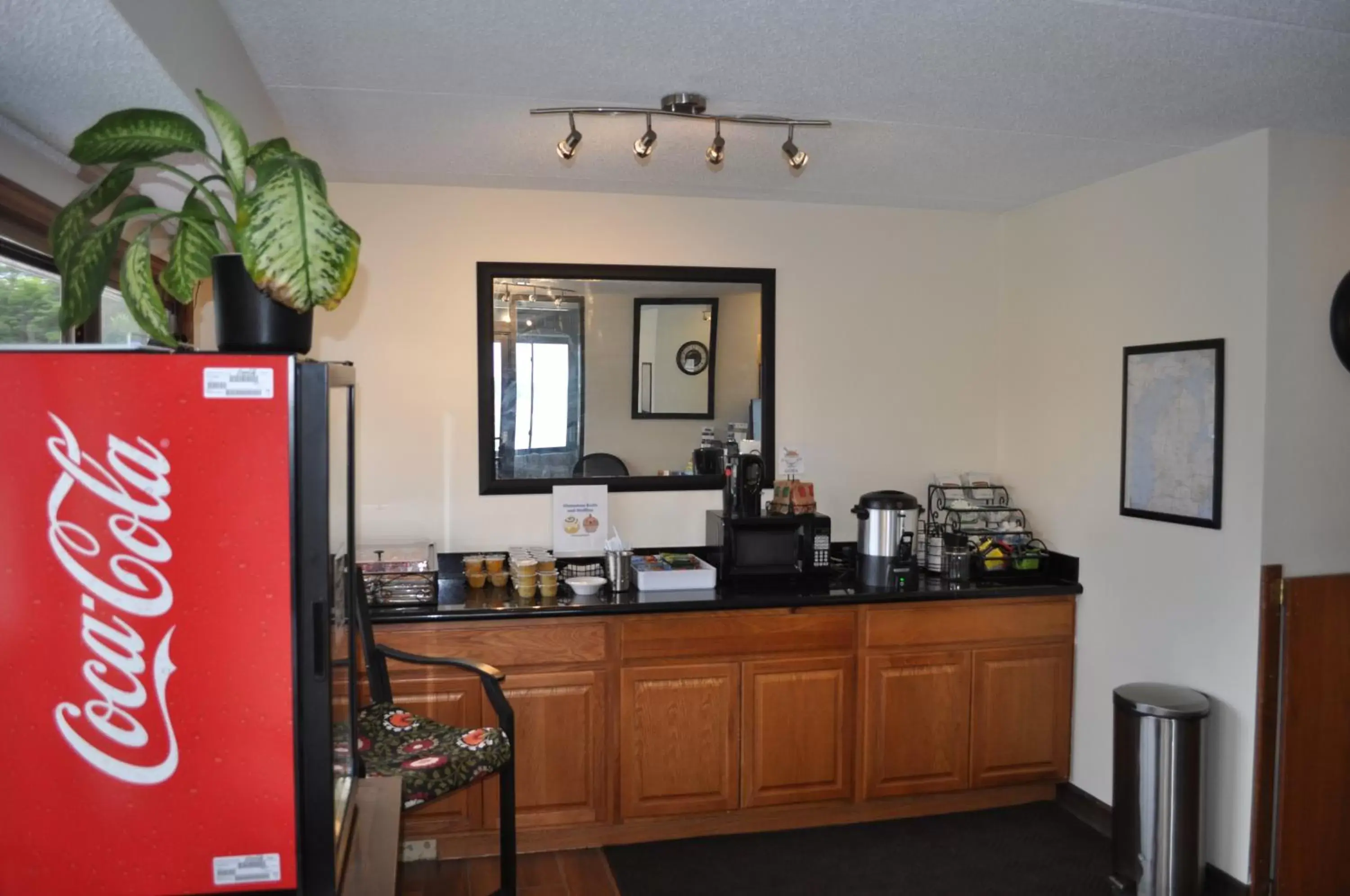 Coffee/tea facilities in Super 8 by Wyndham Petoskey