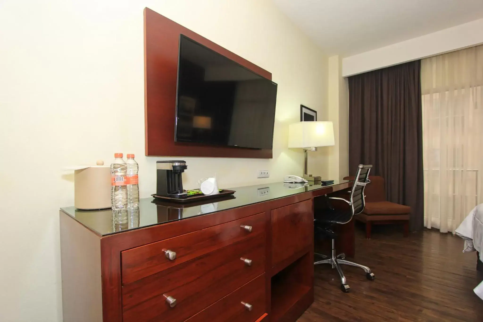 Photo of the whole room, TV/Entertainment Center in Holiday Inn Leon, an IHG Hotel