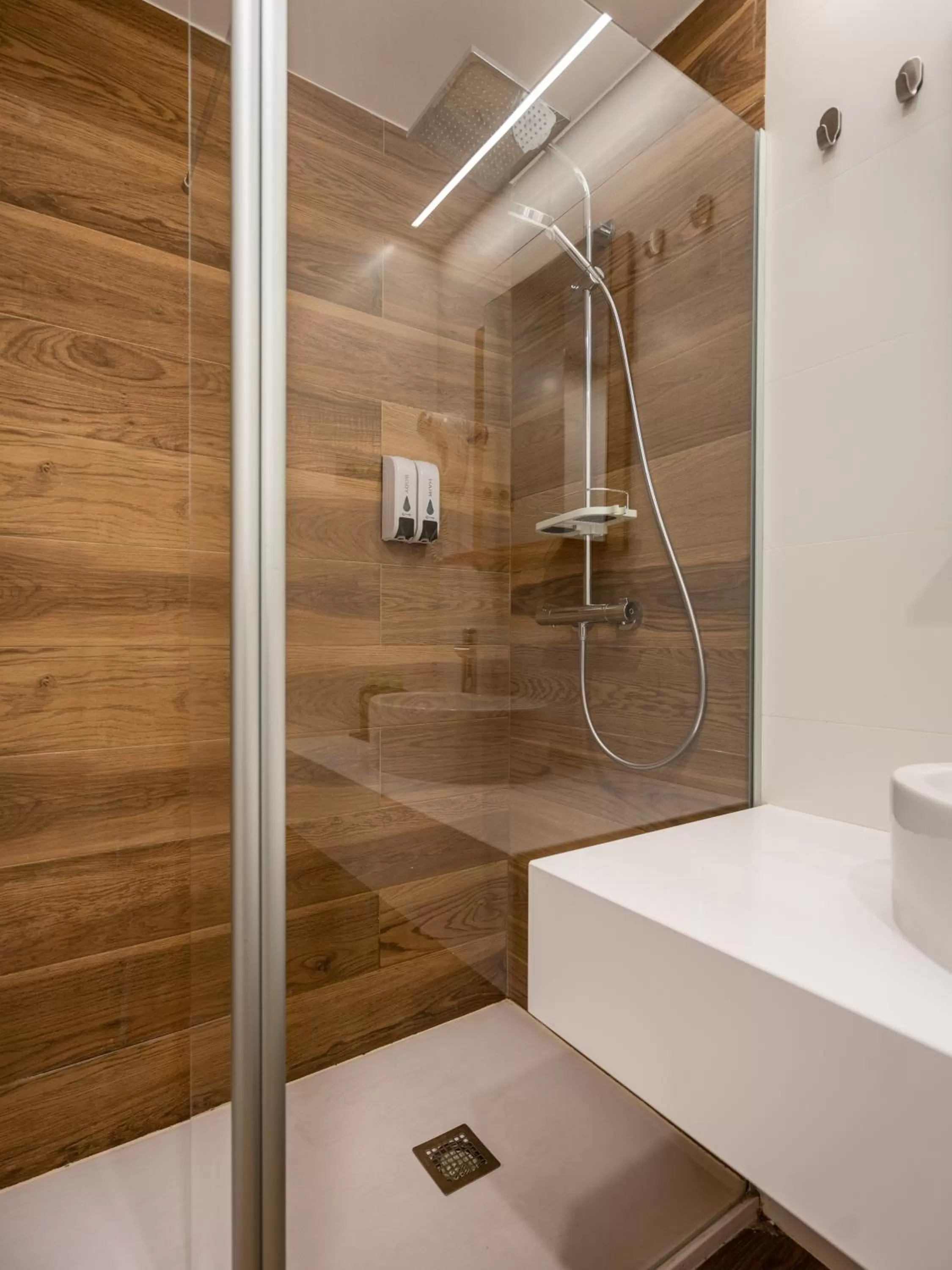 Shower in Limehome Barcelona Carrer de Fontcoberta - Digital Access
