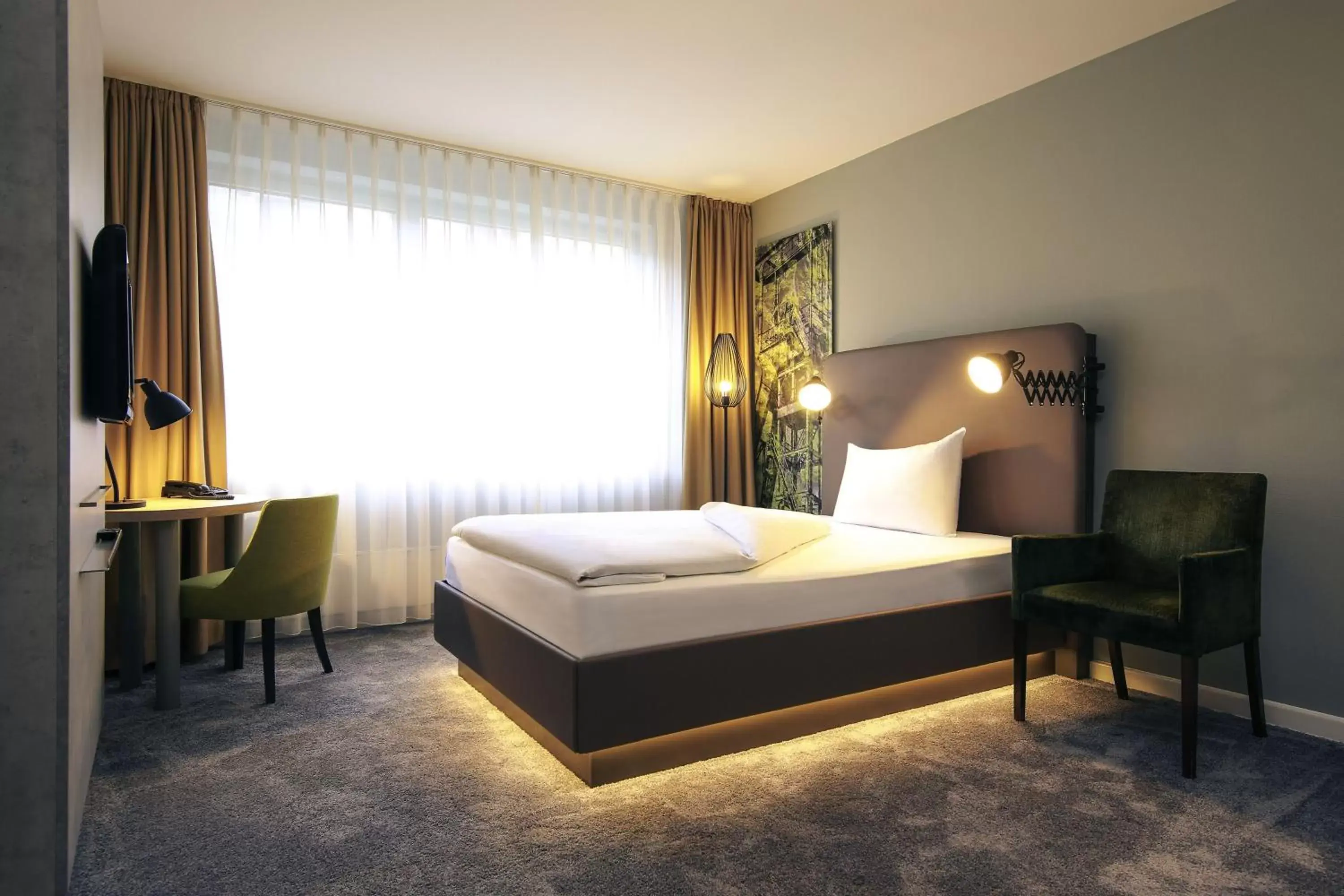 Photo of the whole room, Bed in Mercure Hotel Plaza Essen