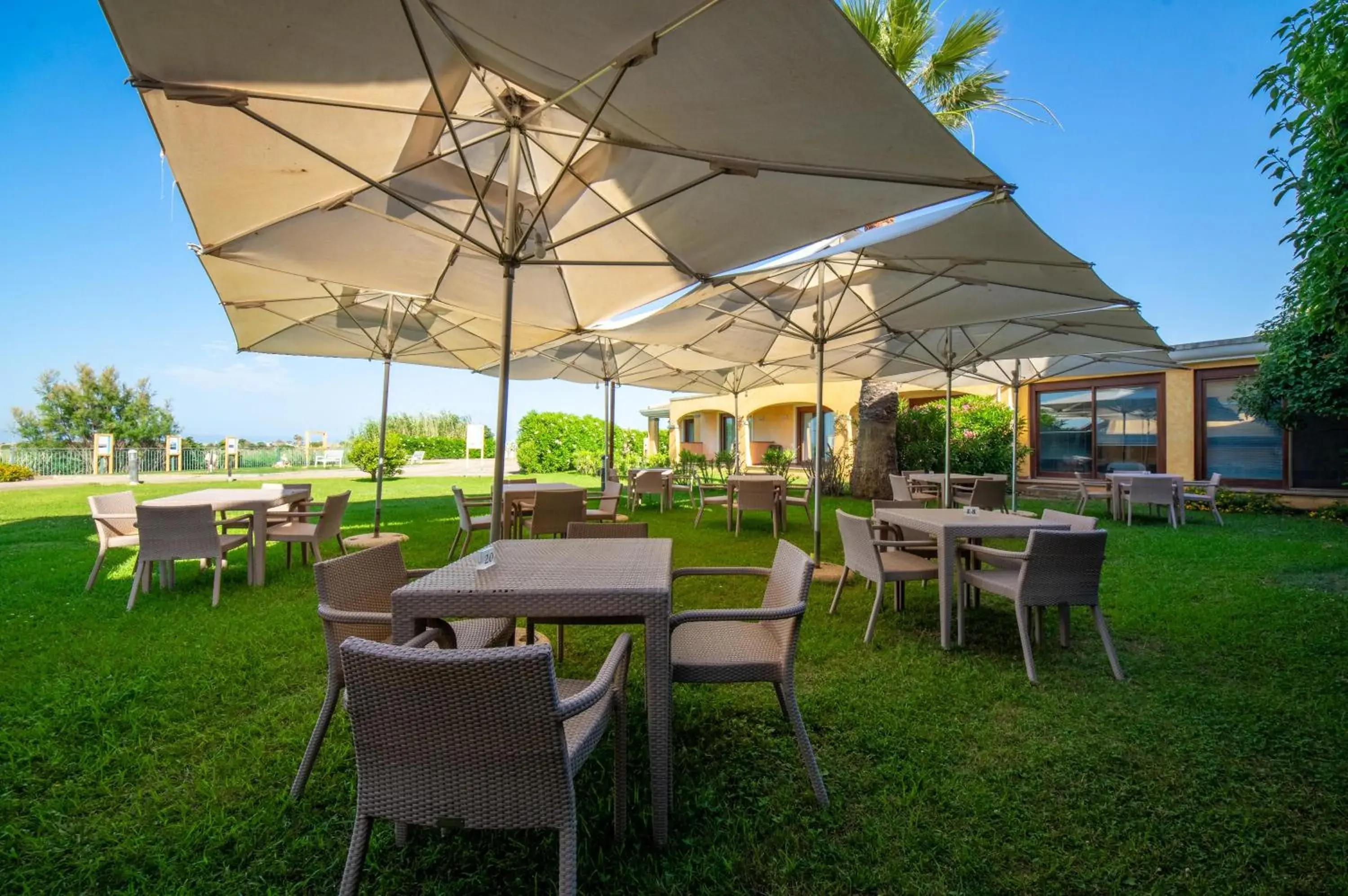 Restaurant/places to eat, Garden in Hotel Santa Gilla