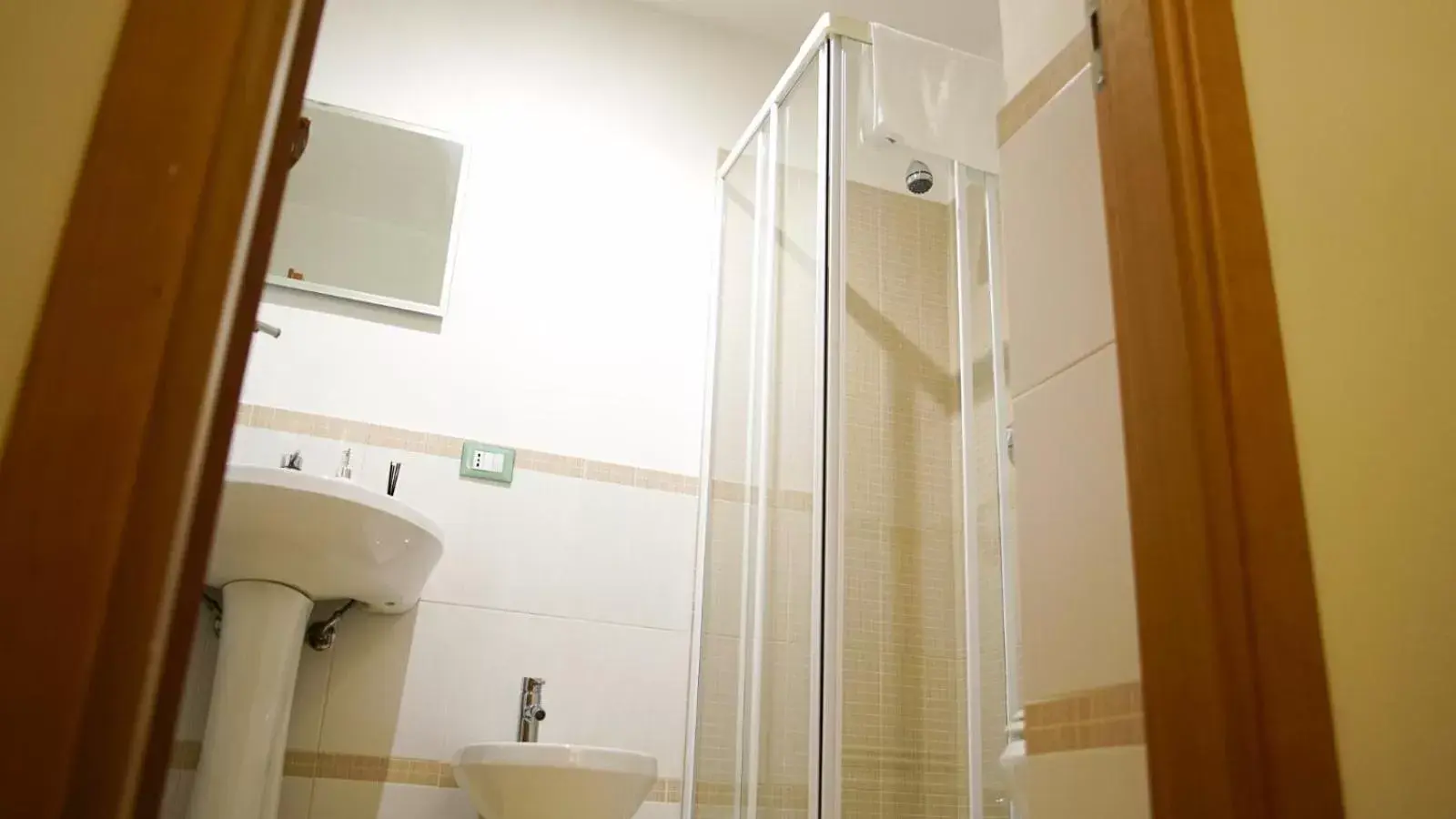 Shower, Bathroom in LE PORTE DI PALERMO