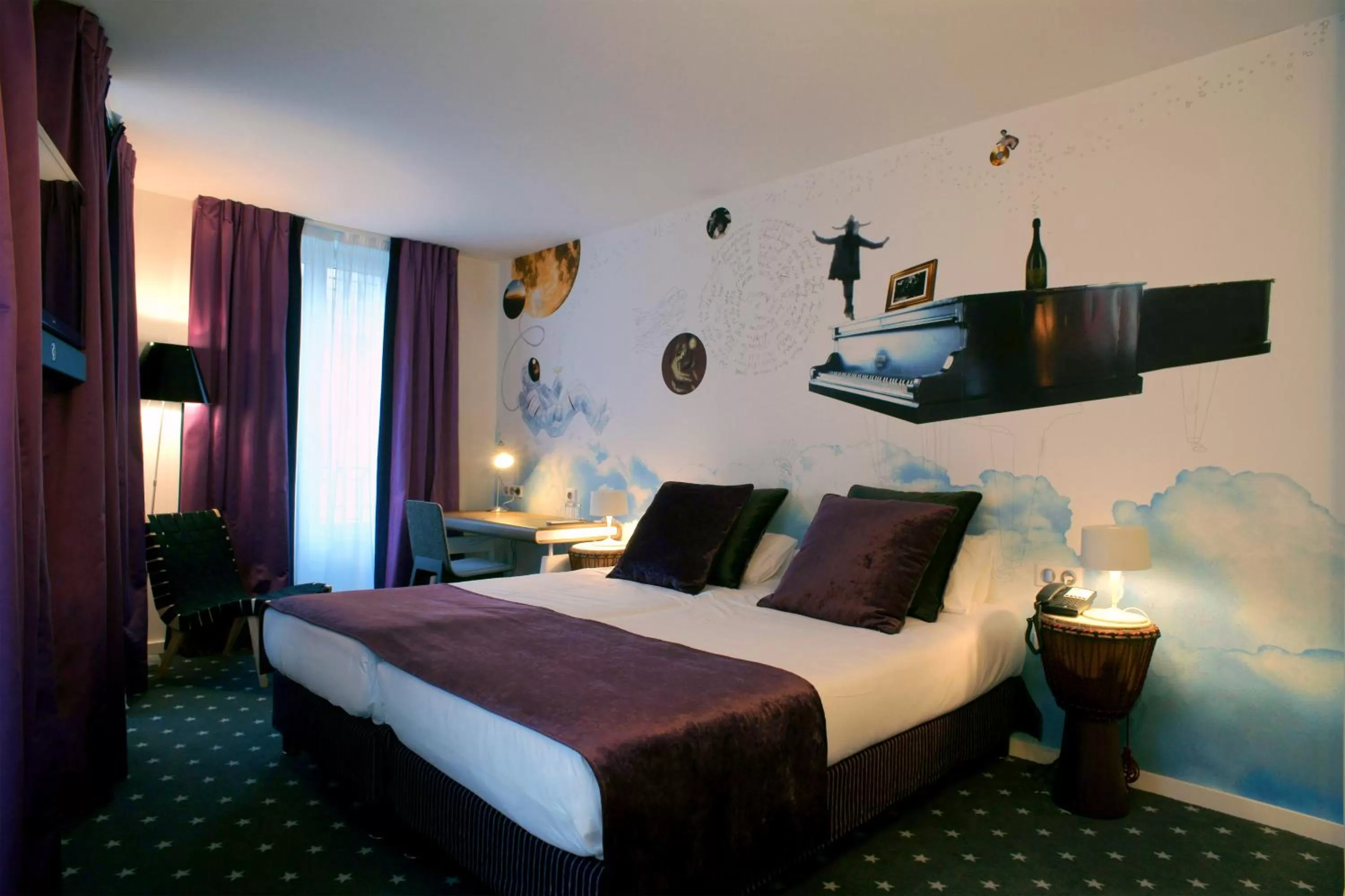 Photo of the whole room, Bed in Hôtel du Triangle d'Or