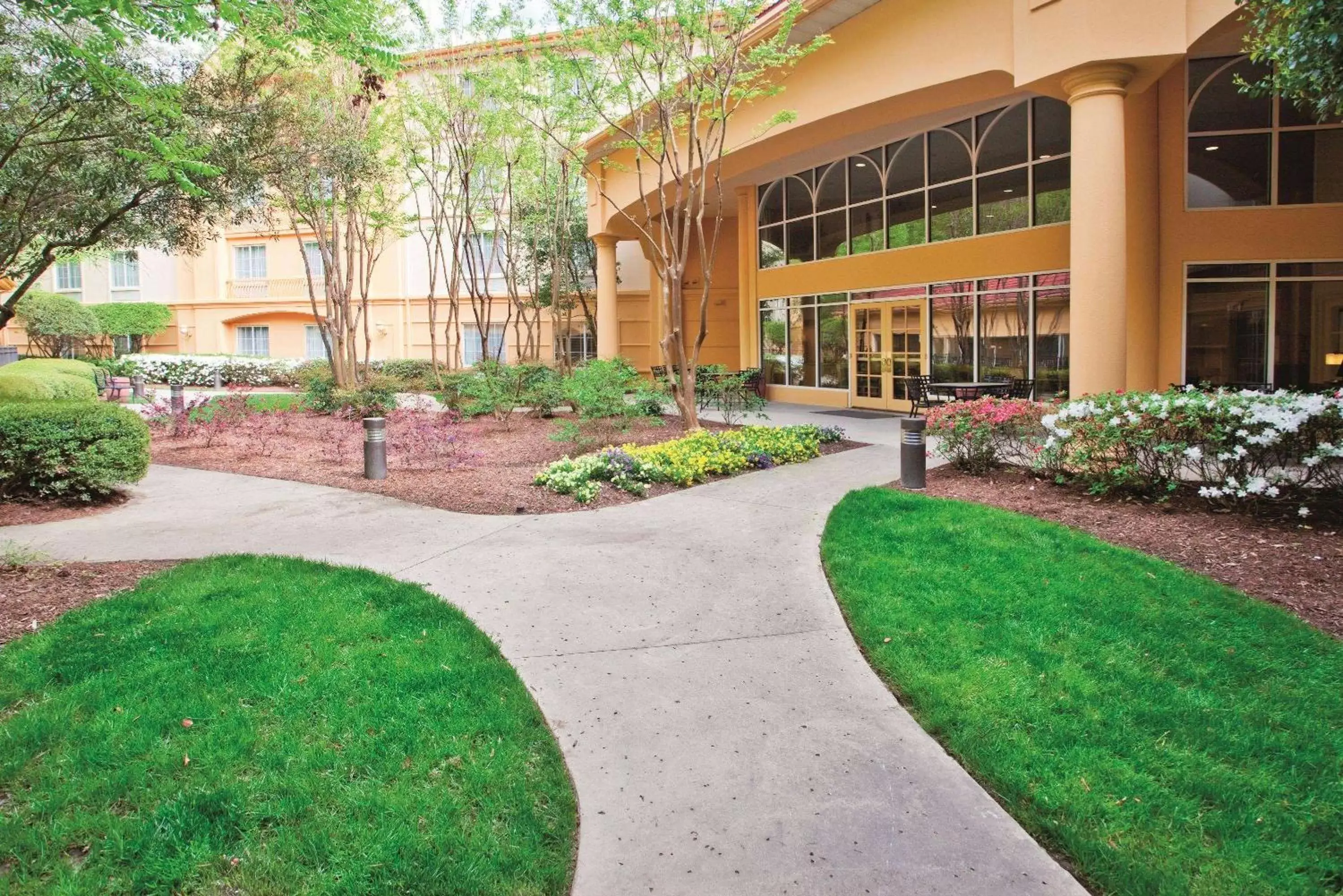 Property building, Garden in La Quinta Inn & Suites by Wyndham University Area Chapel Hill