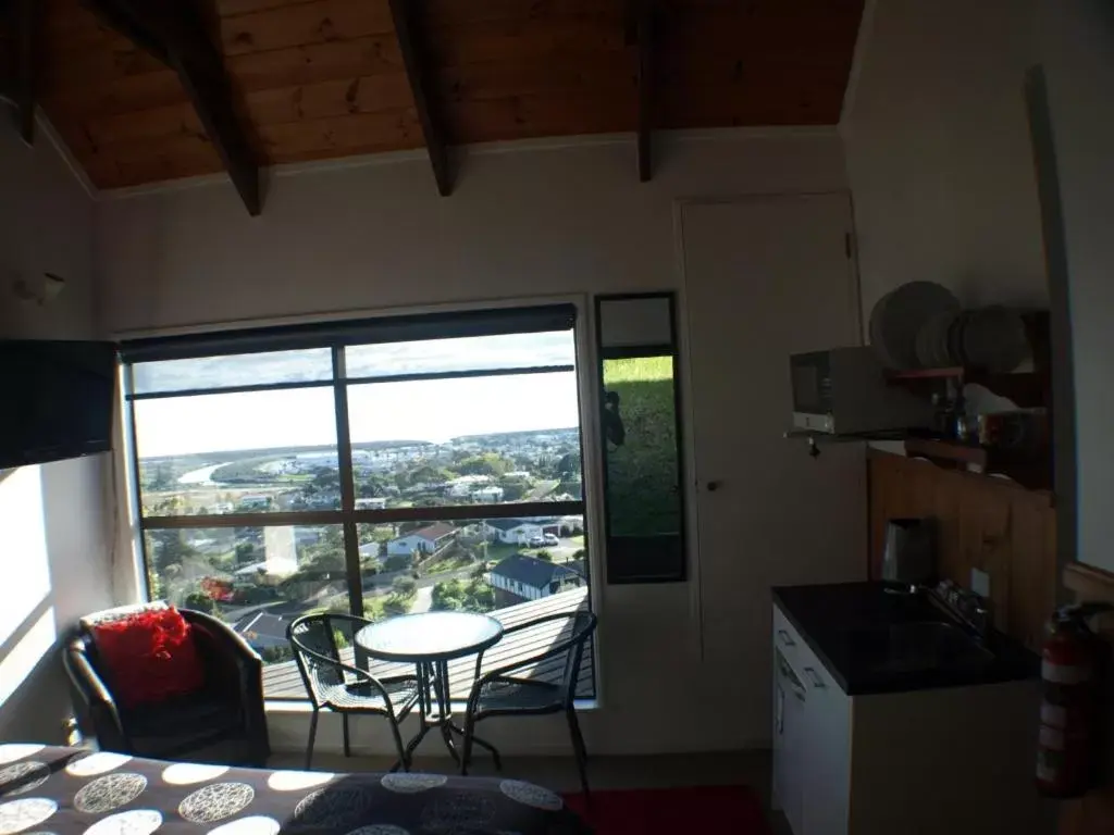 Photo of the whole room, Kitchen/Kitchenette in Grafton Cottage & Chalets