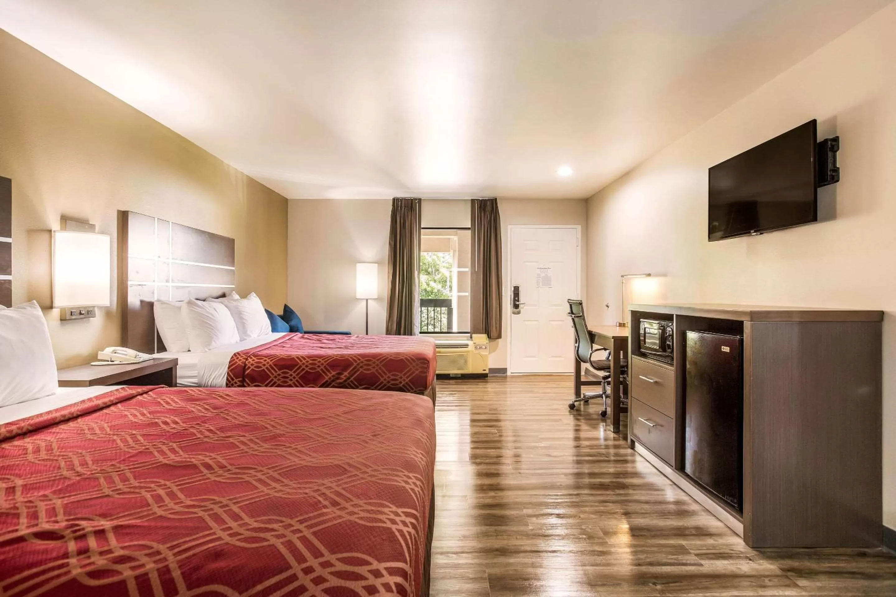 Photo of the whole room, Bed in Econo Lodge Inn & Suites Murfreesboro Shopping District