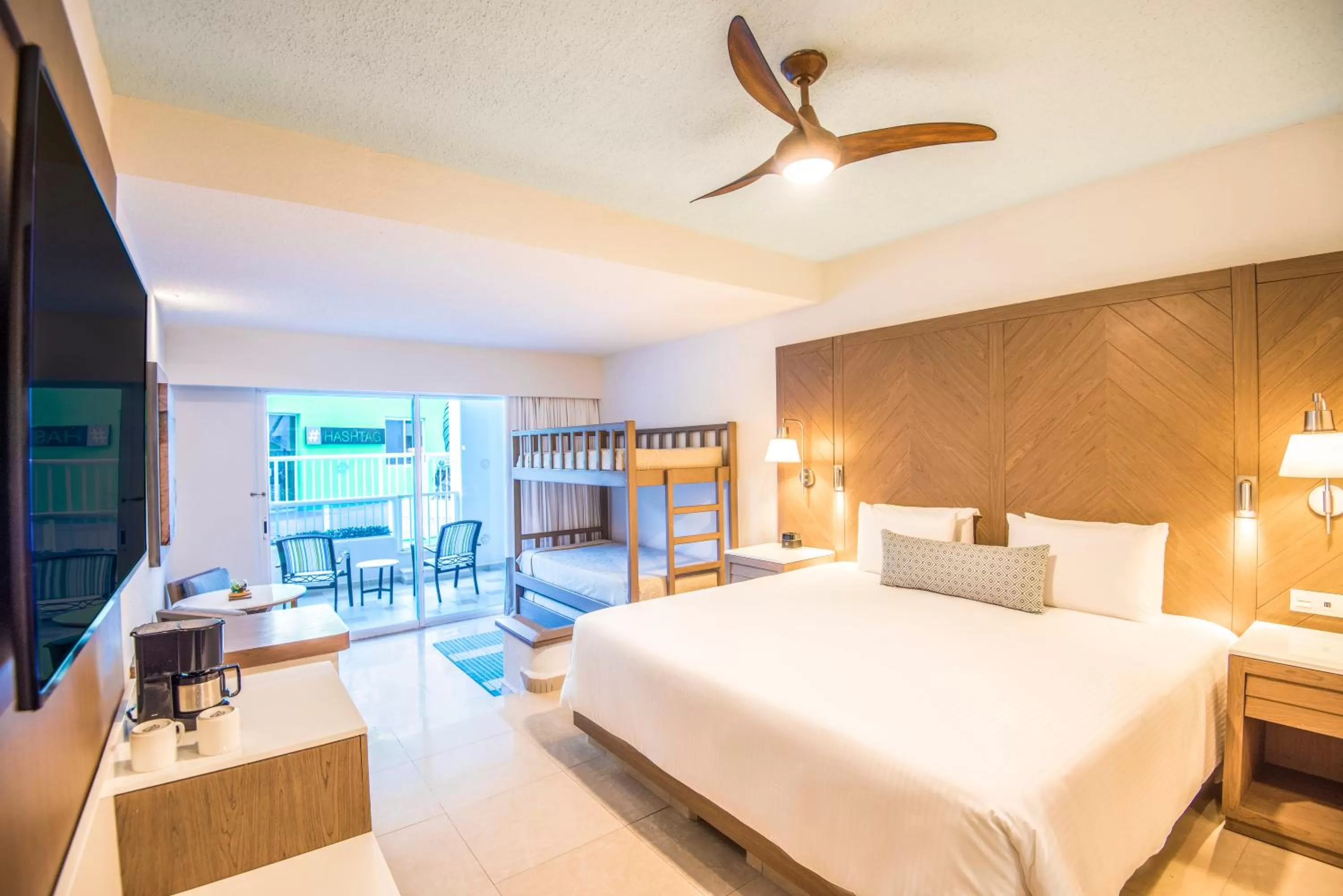 TV and multimedia, Bed in Wyndham Alltra Cancun All Inclusive Resort