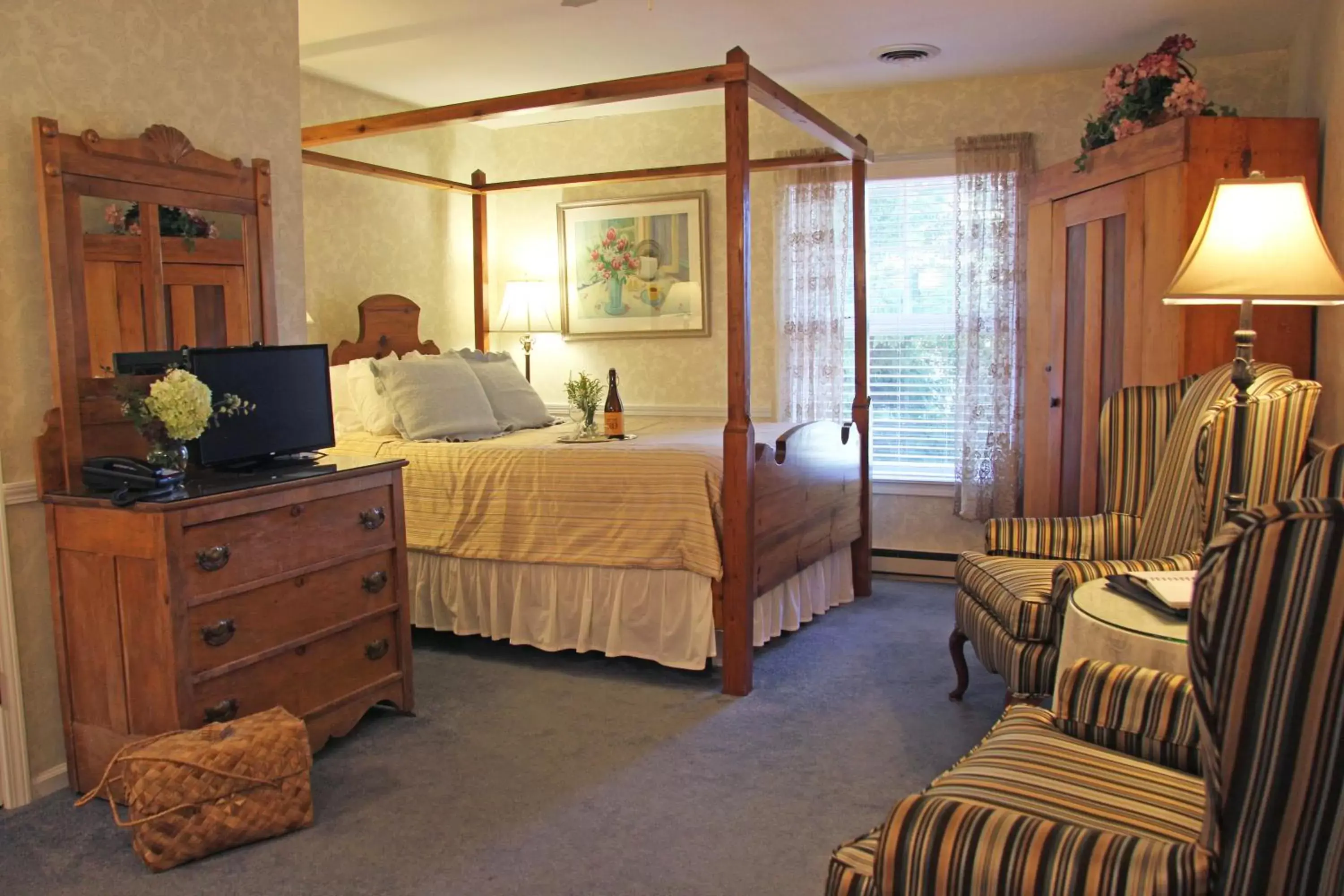 Photo of the whole room in Eagle Harbor Inn