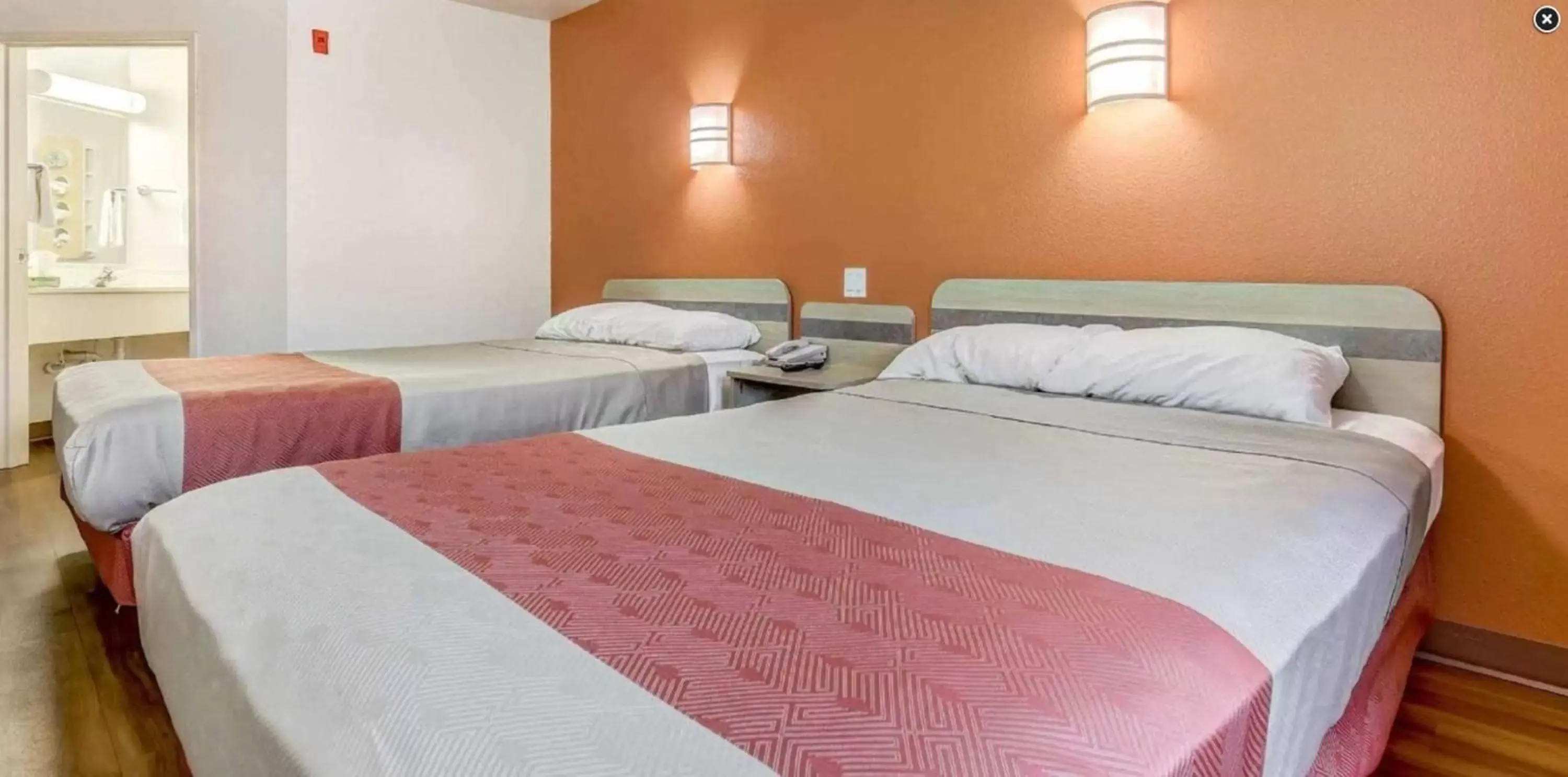Photo of the whole room, Bed in Motel 6-Roseburg, OR