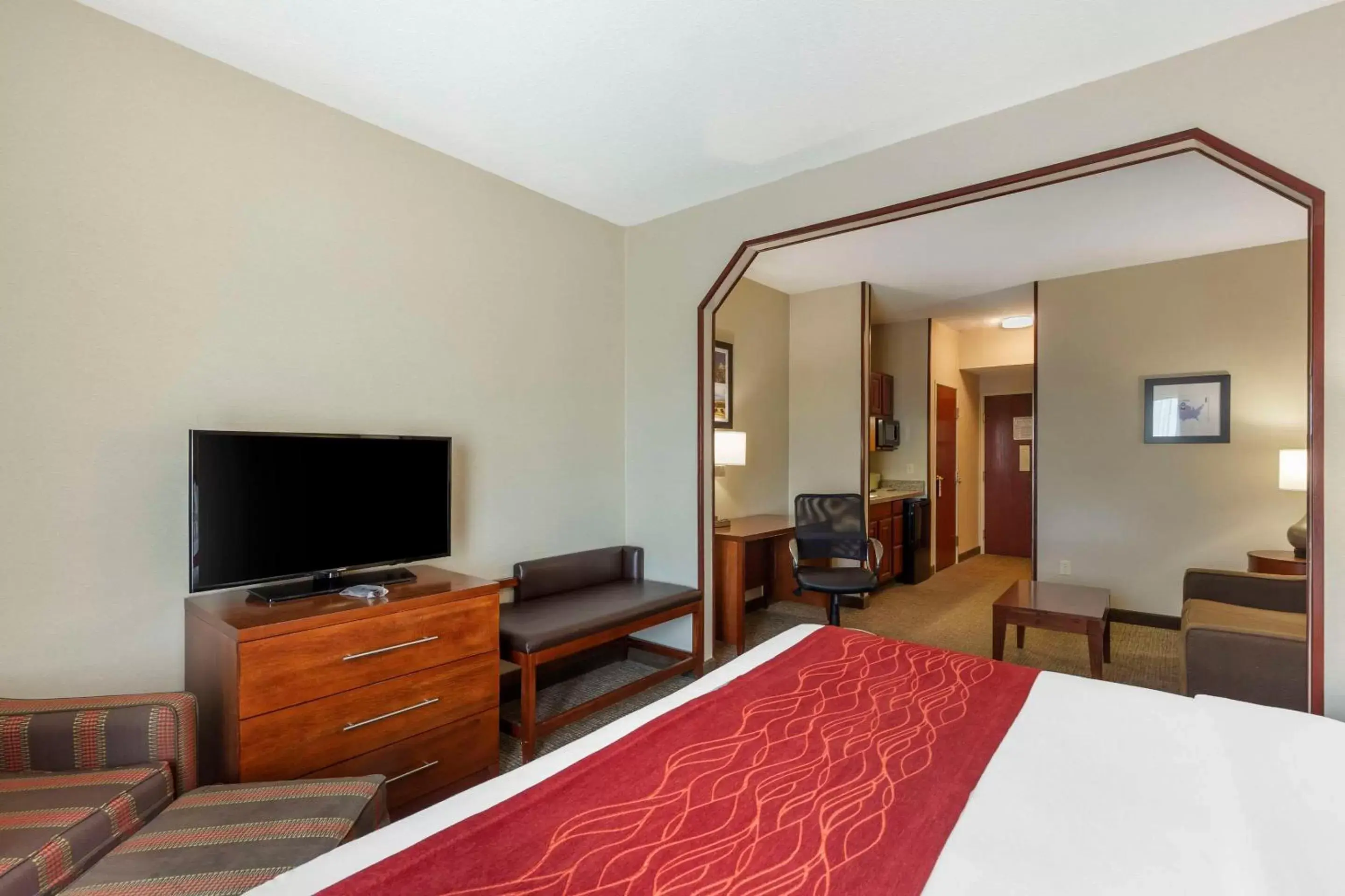 Bedroom, TV/Entertainment Center in Comfort Inn & Suites Rapid City