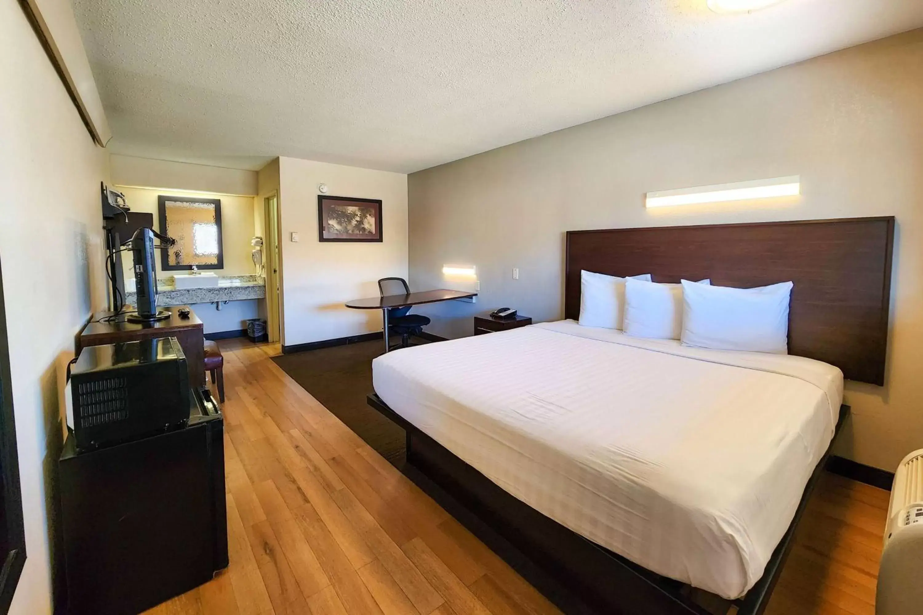 Photo of the whole room, Bed in Travelodge by Wyndham Peoria