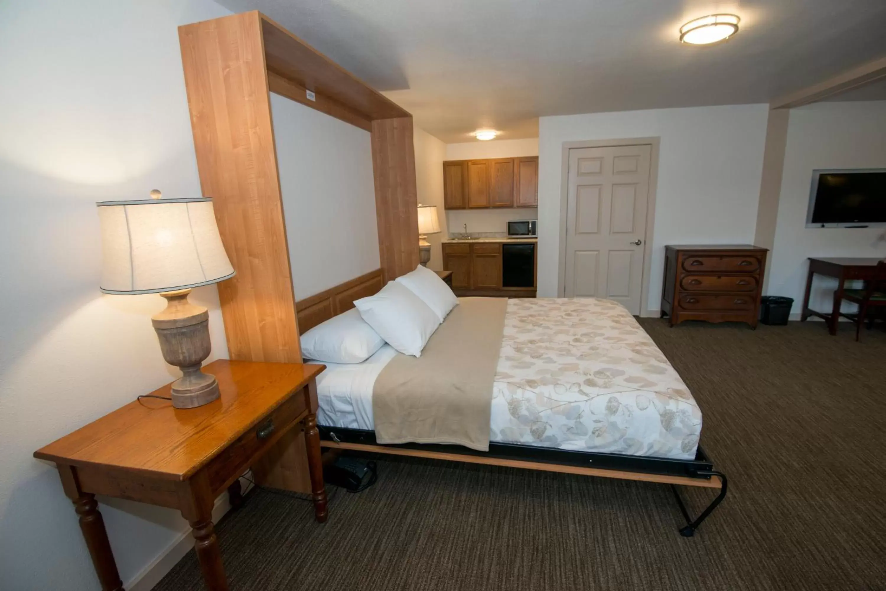 Photo of the whole room, Bed in Brown County Inn