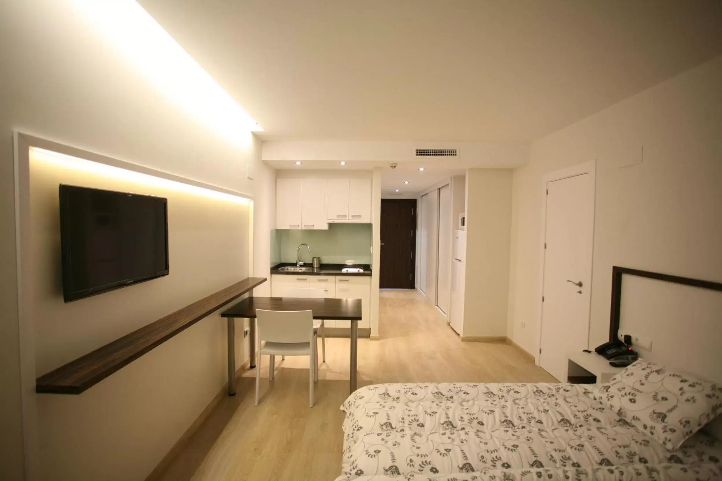 Photo of the whole room, TV/Entertainment Center in ApartHotel Playa Oliva