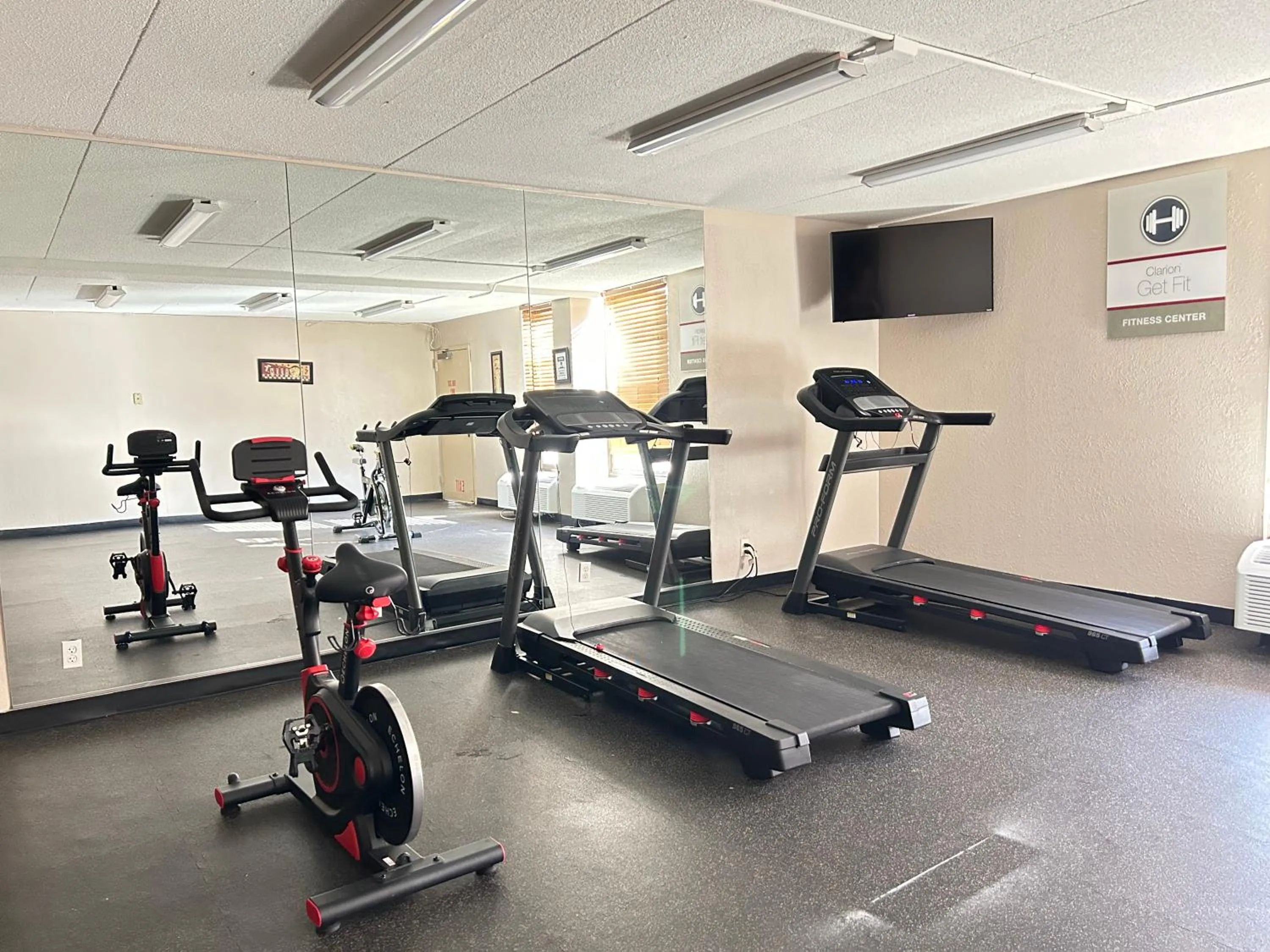 Fitness centre/facilities in Clarion Inn & Suites Grand Rapids Airport