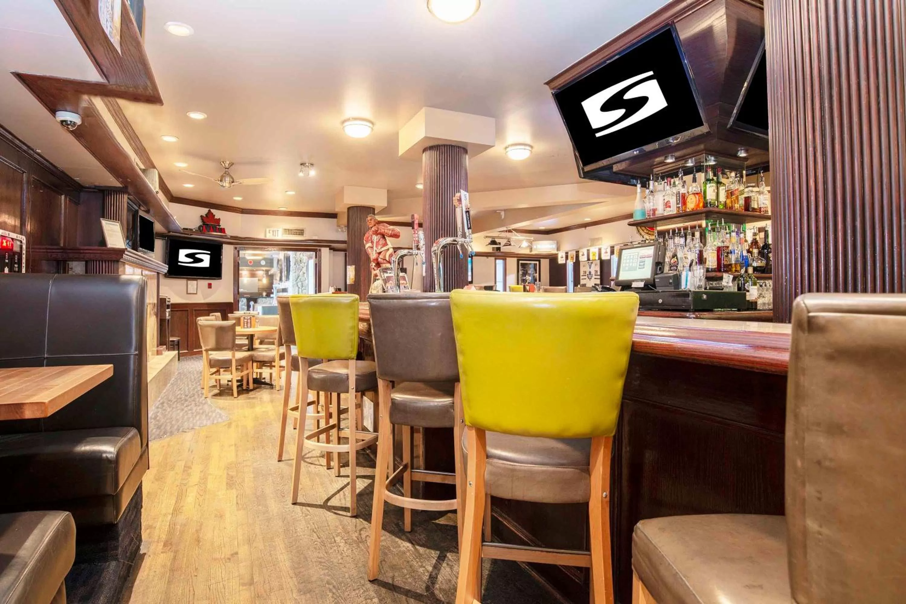 Lounge or bar in Sandman Hotel & Suites Kelowna