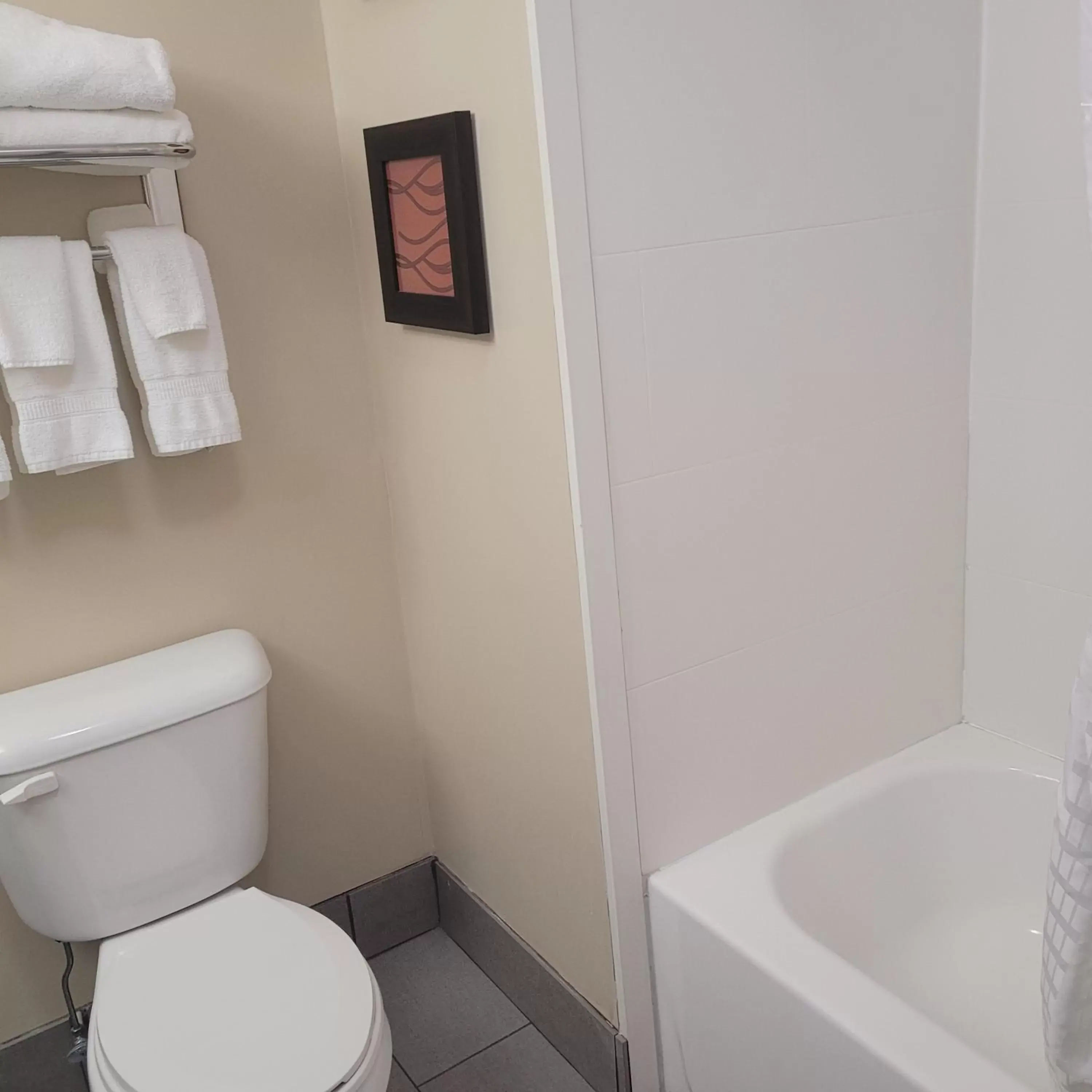 Bathroom in Comfort Inn Altoona-Des Moines