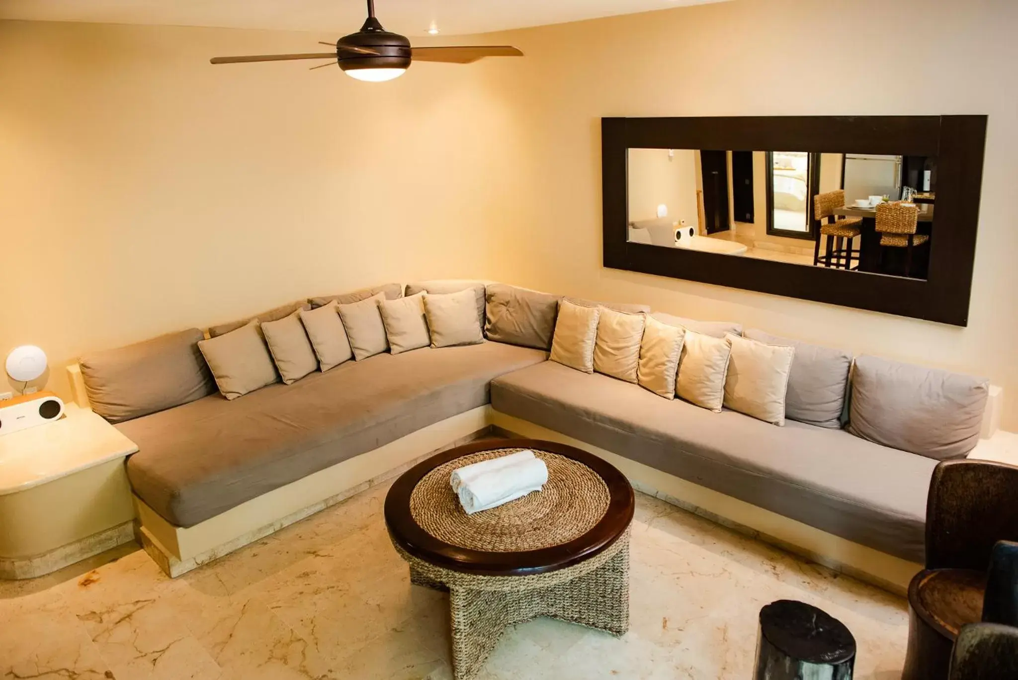 Living room, Seating Area in El Taj Oceanfront and Beachside Condo Hotel