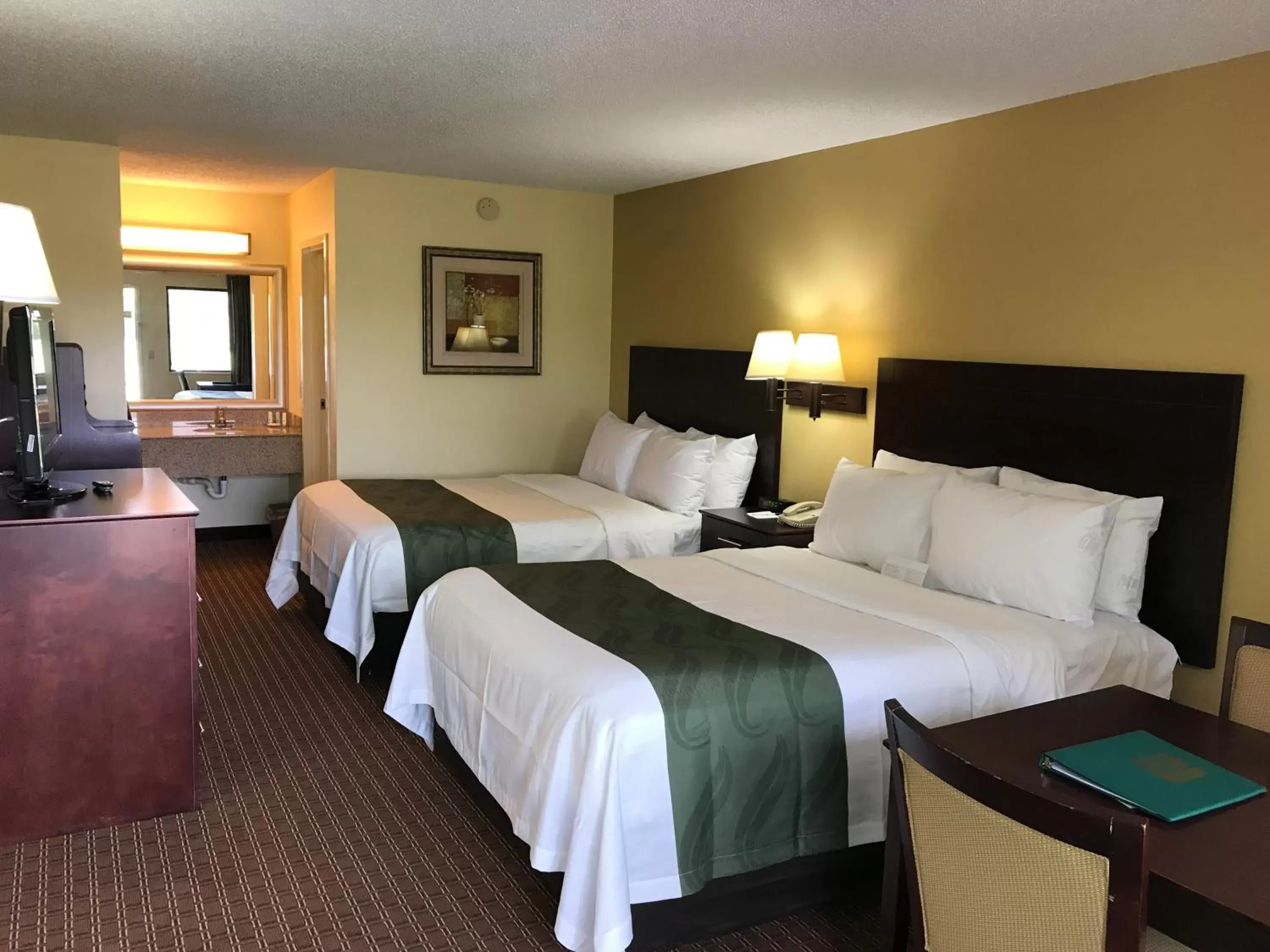 Bathroom, Bed in Quality Inn Franklin