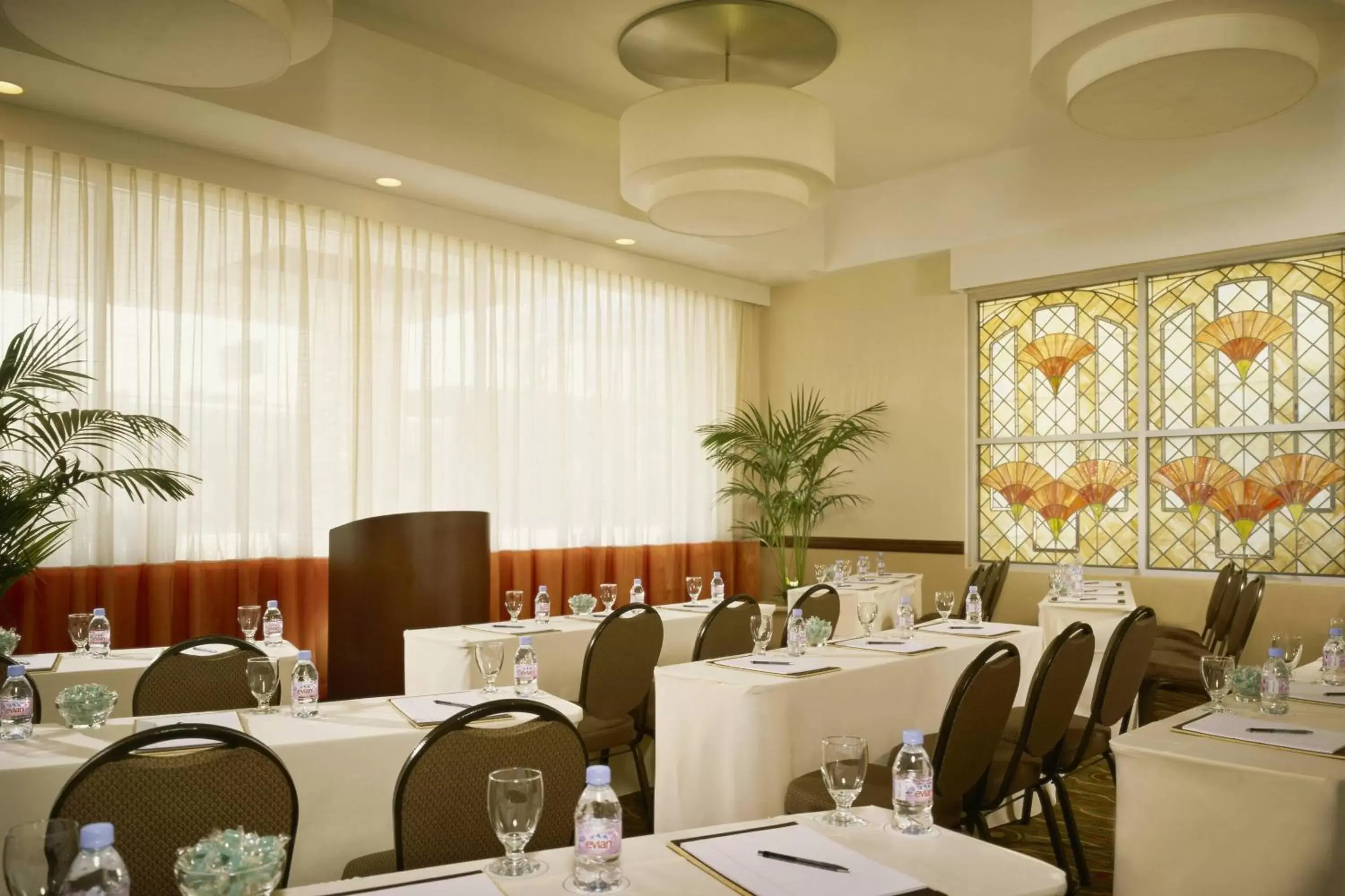 Meeting/conference room, Restaurant/Places to Eat in Courtyard Los Angeles Sherman Oaks