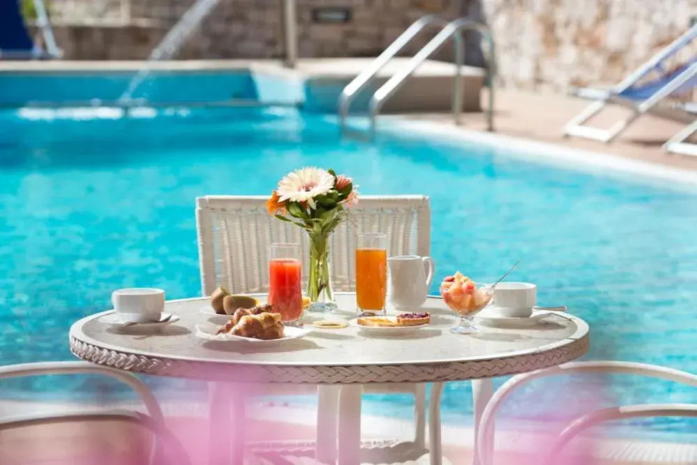 Swimming Pool in Park Hotel La Grave