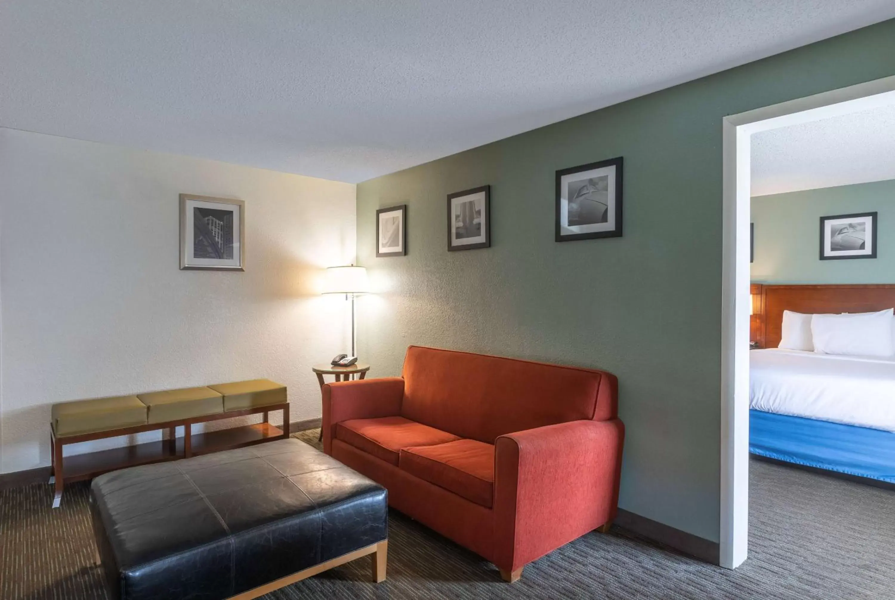 Photo of the whole room, Seating Area in Days Inn by Wyndham Greenville