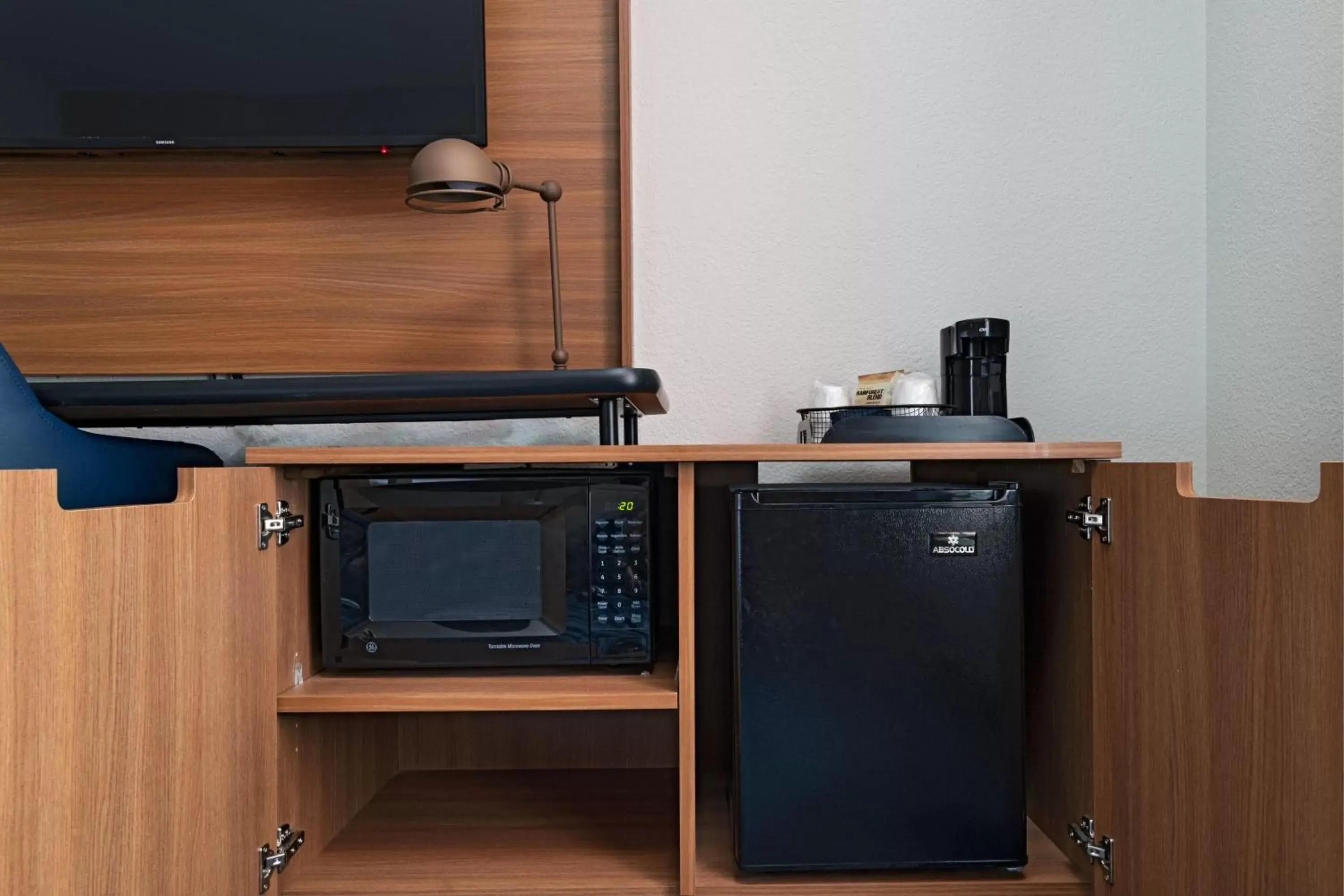 Photo of the whole room, TV/Entertainment Center in Fairfield Inn & Suites Kansas City Airport