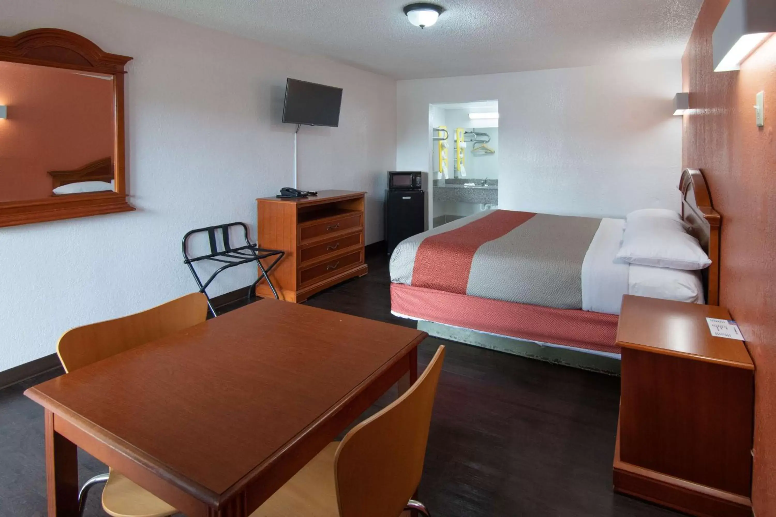 TV and multimedia, Bed in Motel 6-Montgomery, AL - Coliseum TV and multimedia, Bed in Motel 6-Montgomery, AL - Coliseum