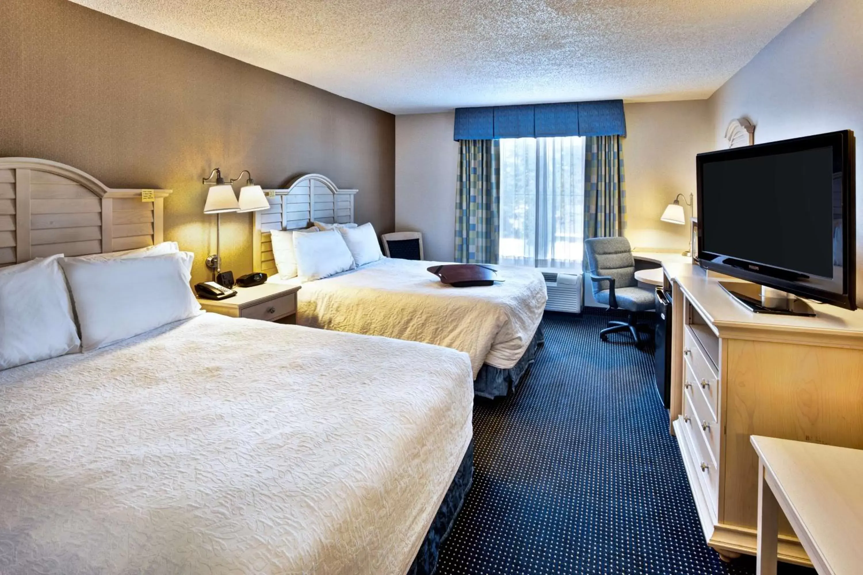 Bed in Hampton Inn & Suites - Cape Cod / West Yarmouth