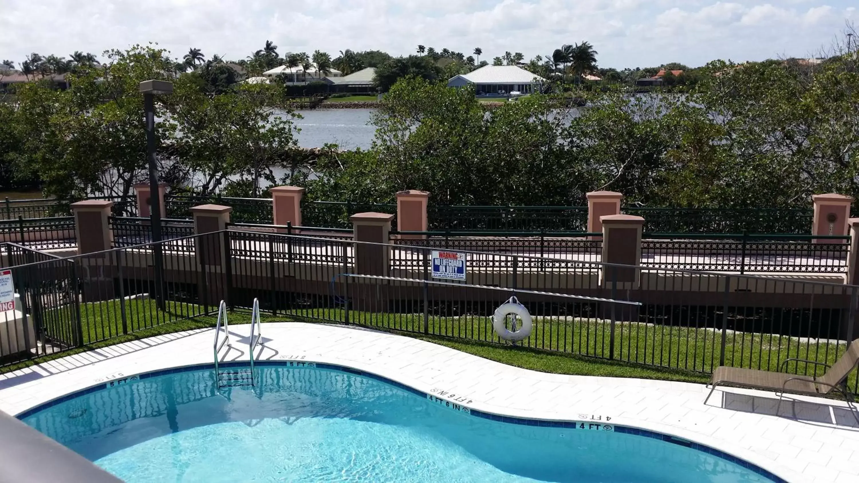 View (from property/room), Pool View in Best Western Intracoastal Inn