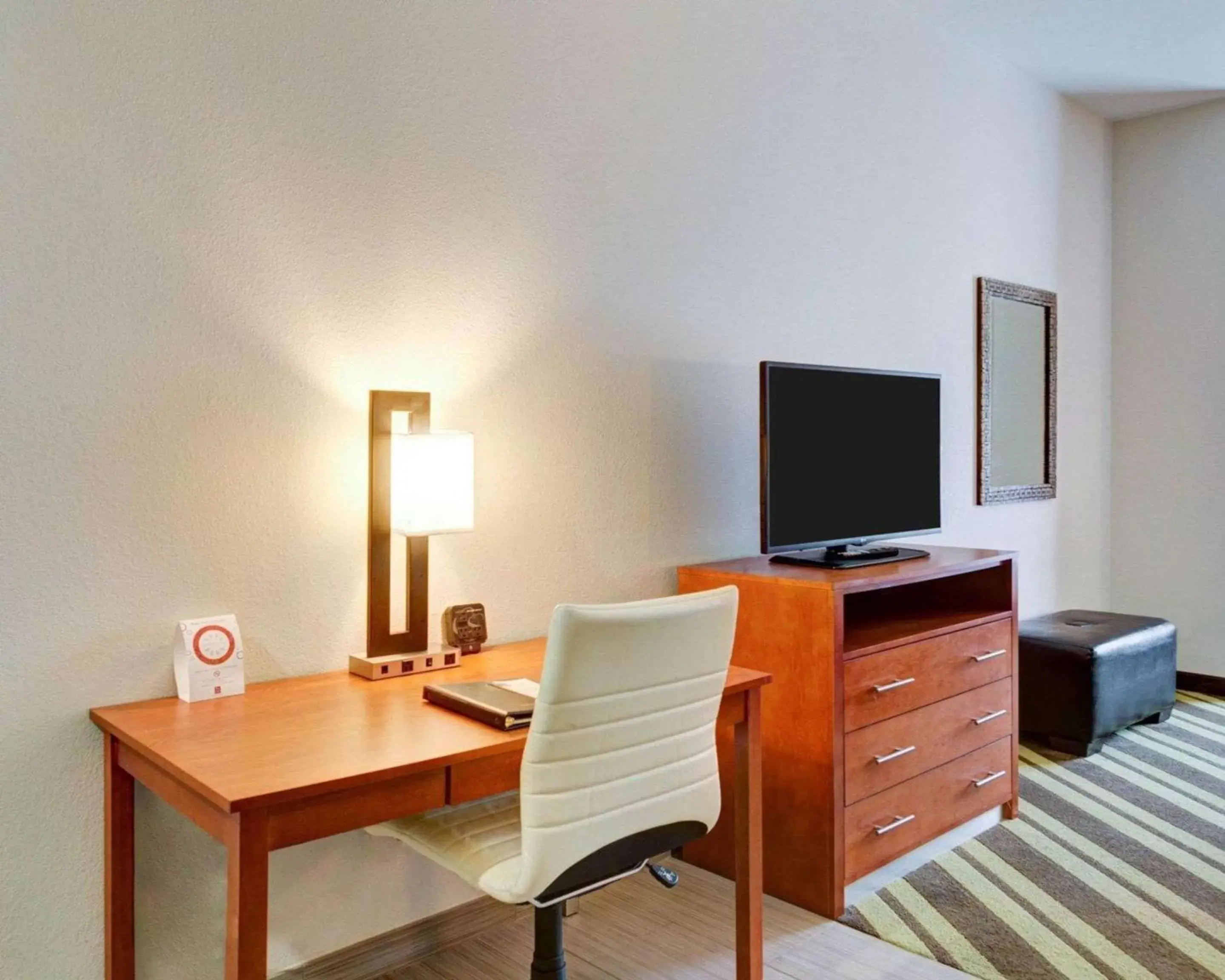 Bedroom, TV/Entertainment Center in Comfort Suites Denham Springs
