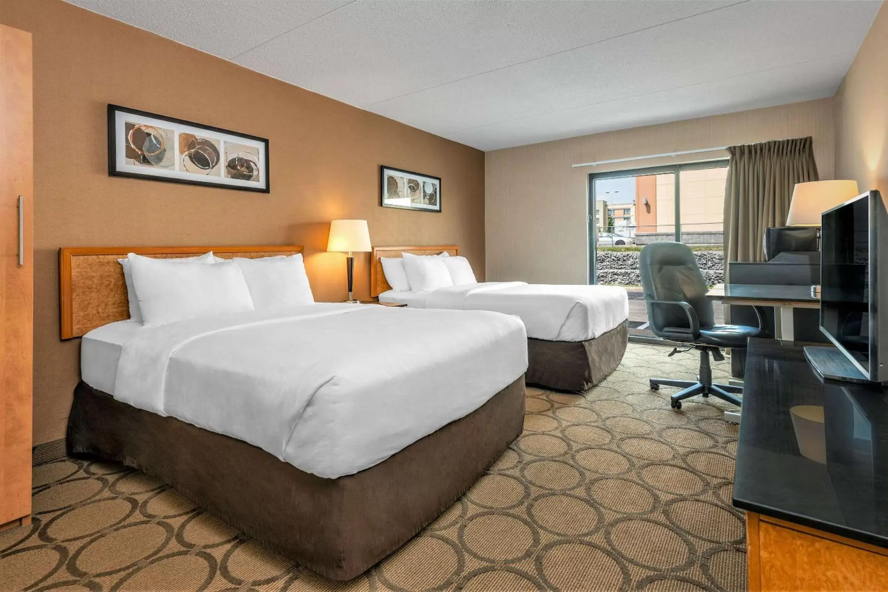 Photo of the whole room, Bed in Comfort Inn Regina