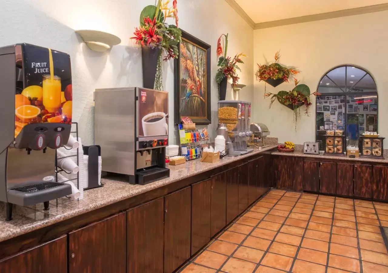 Breakfast, Restaurant/Places to Eat in La Fuente Inn & Suites