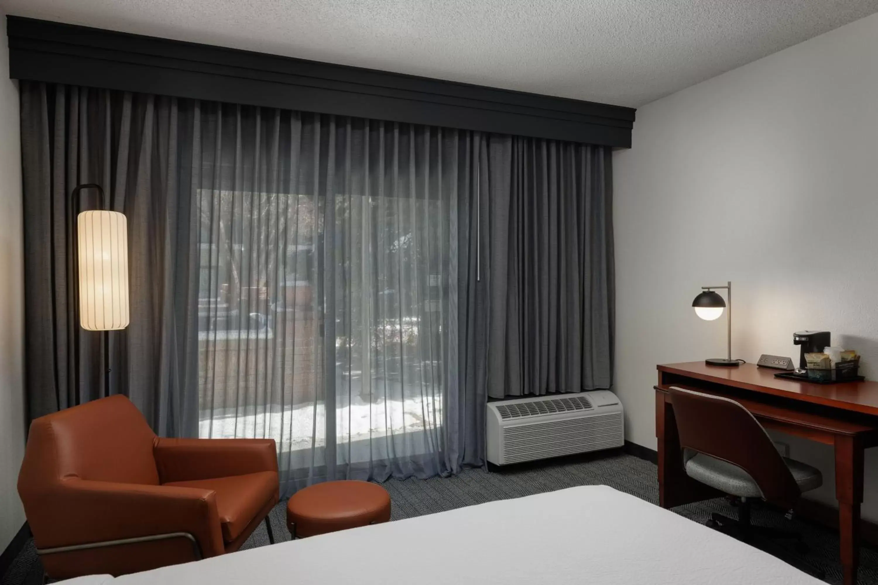 Photo of the whole room, Seating Area in Courtyard by Marriott Denver Central Park