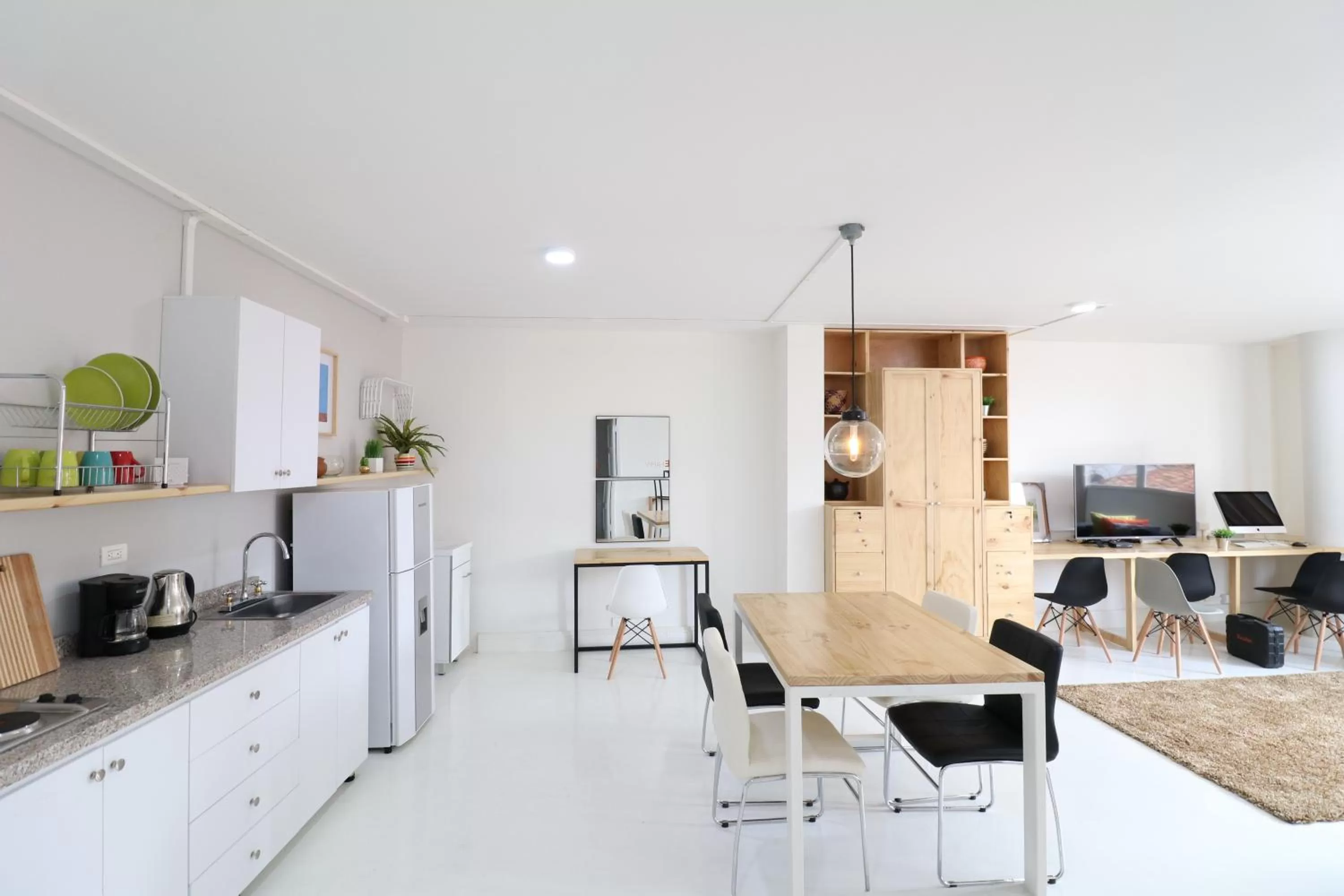 Dining area, Kitchen/Kitchenette in 554 Apartments
