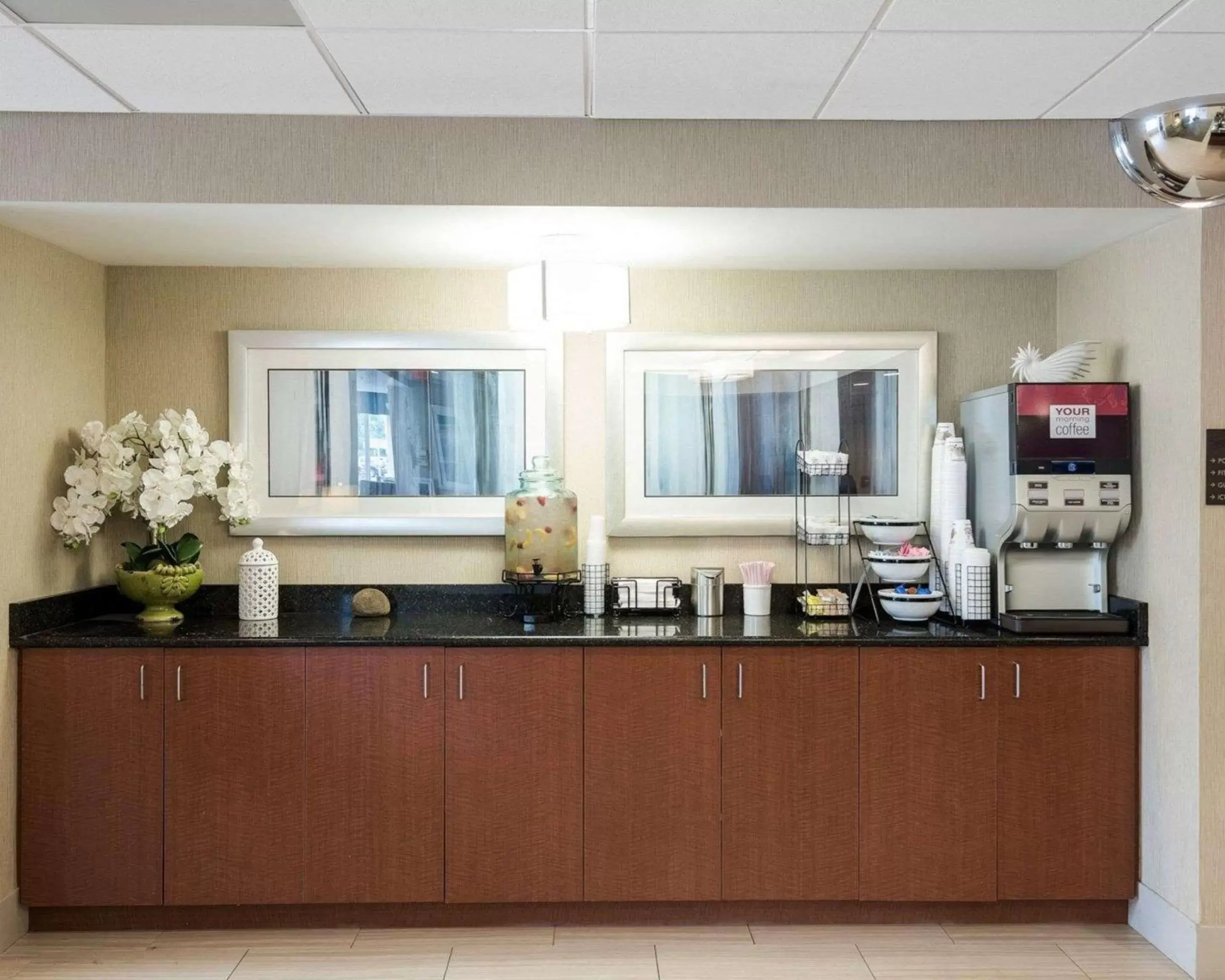 Lobby or reception, Kitchen/Kitchenette in Comfort Inn - Rehoboth