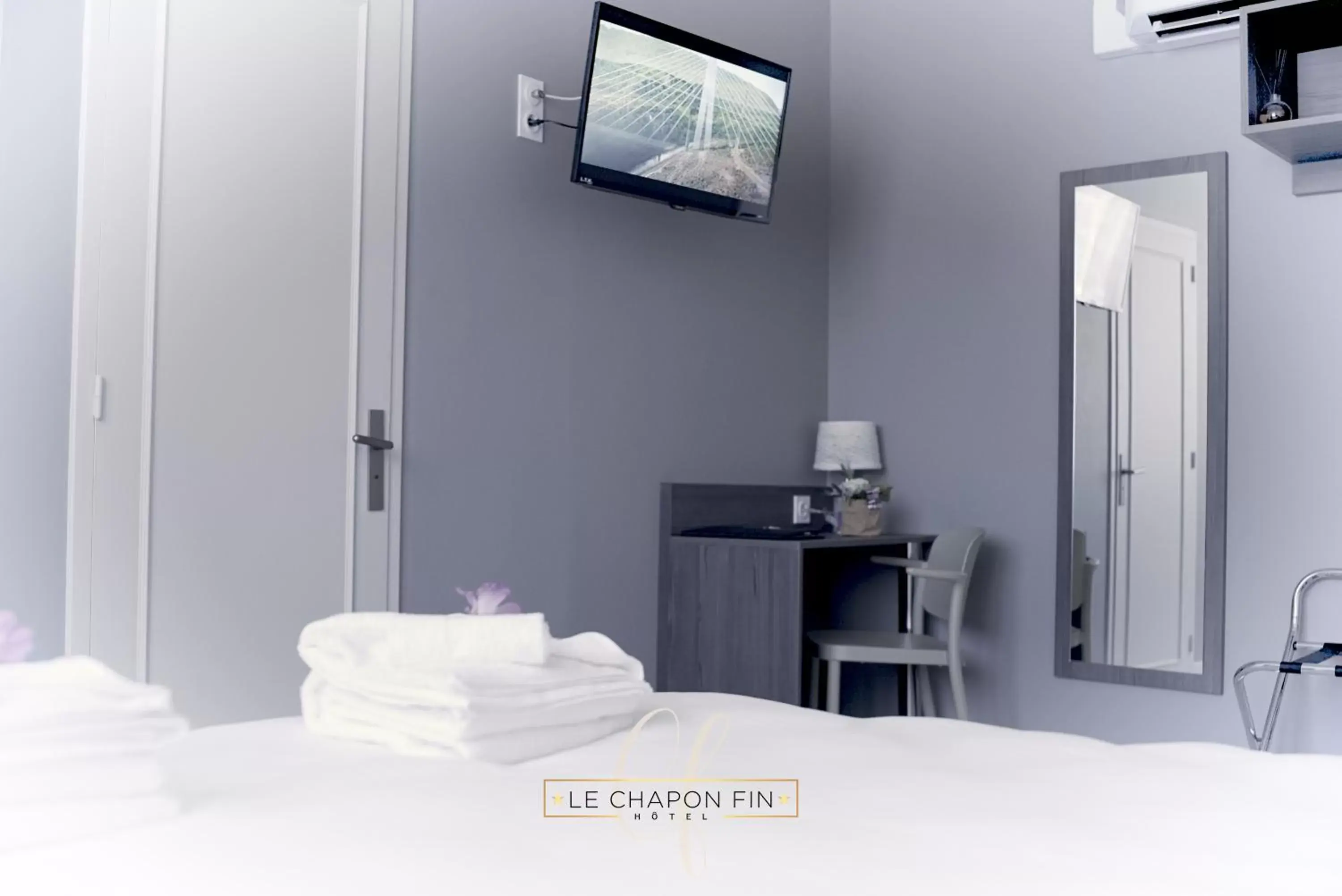 Superior Double Room in HÔTEL LE CHAPON FIN Superior Double Room in HÔTEL LE CHAPON FIN