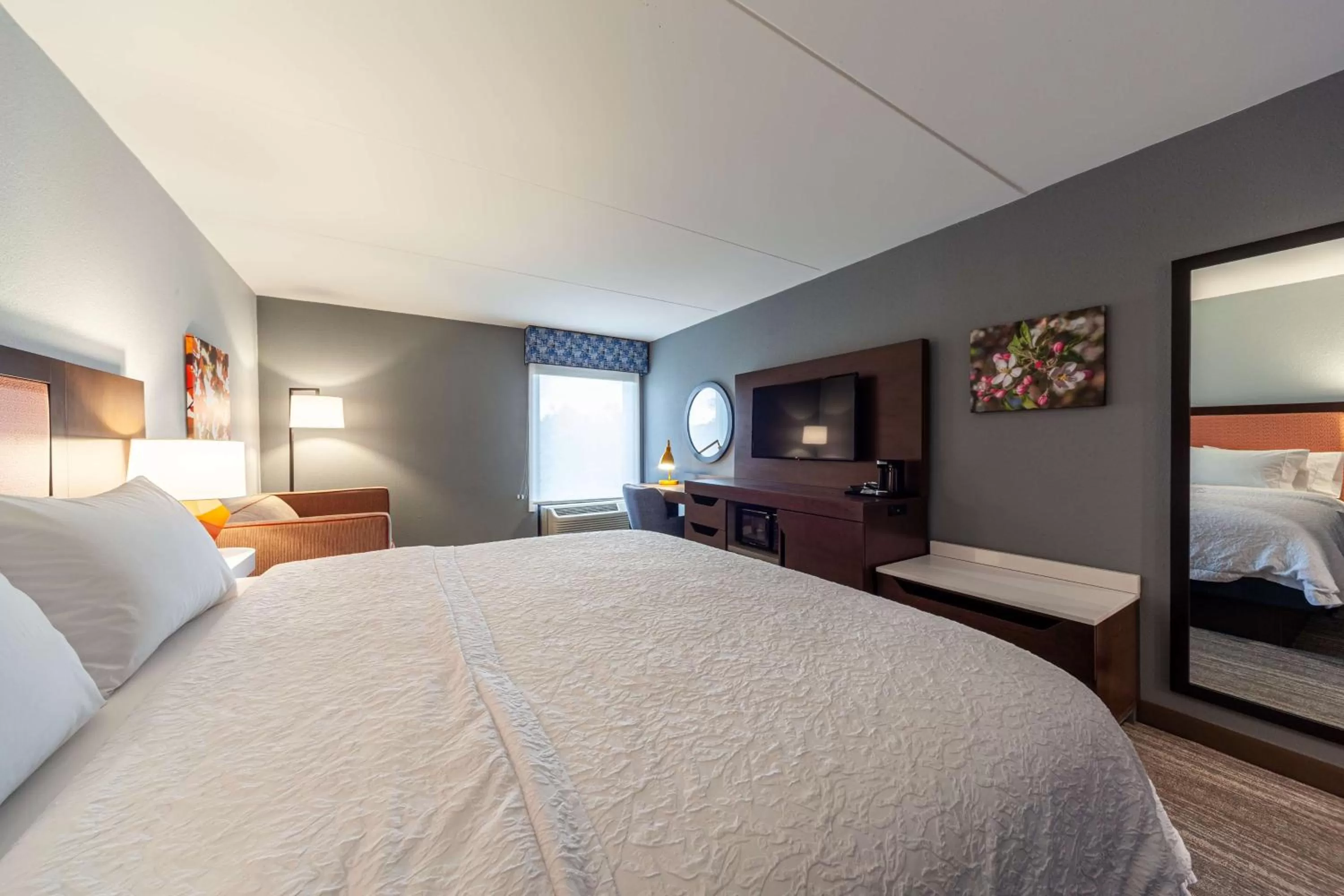 Bedroom, Bed in Hampton Inn Winchester