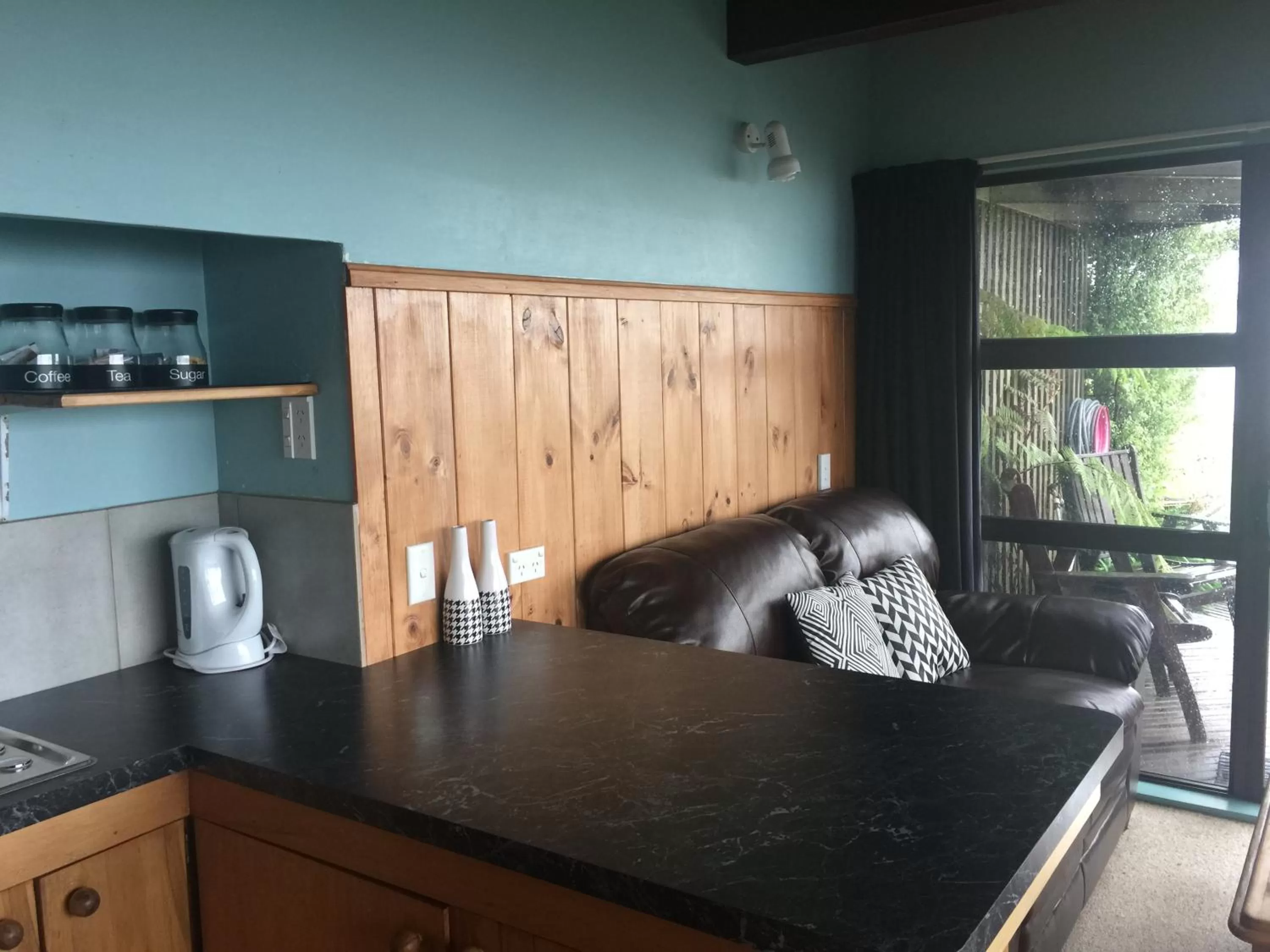 Kitchen or kitchenette in Grafton Cottage & Chalets